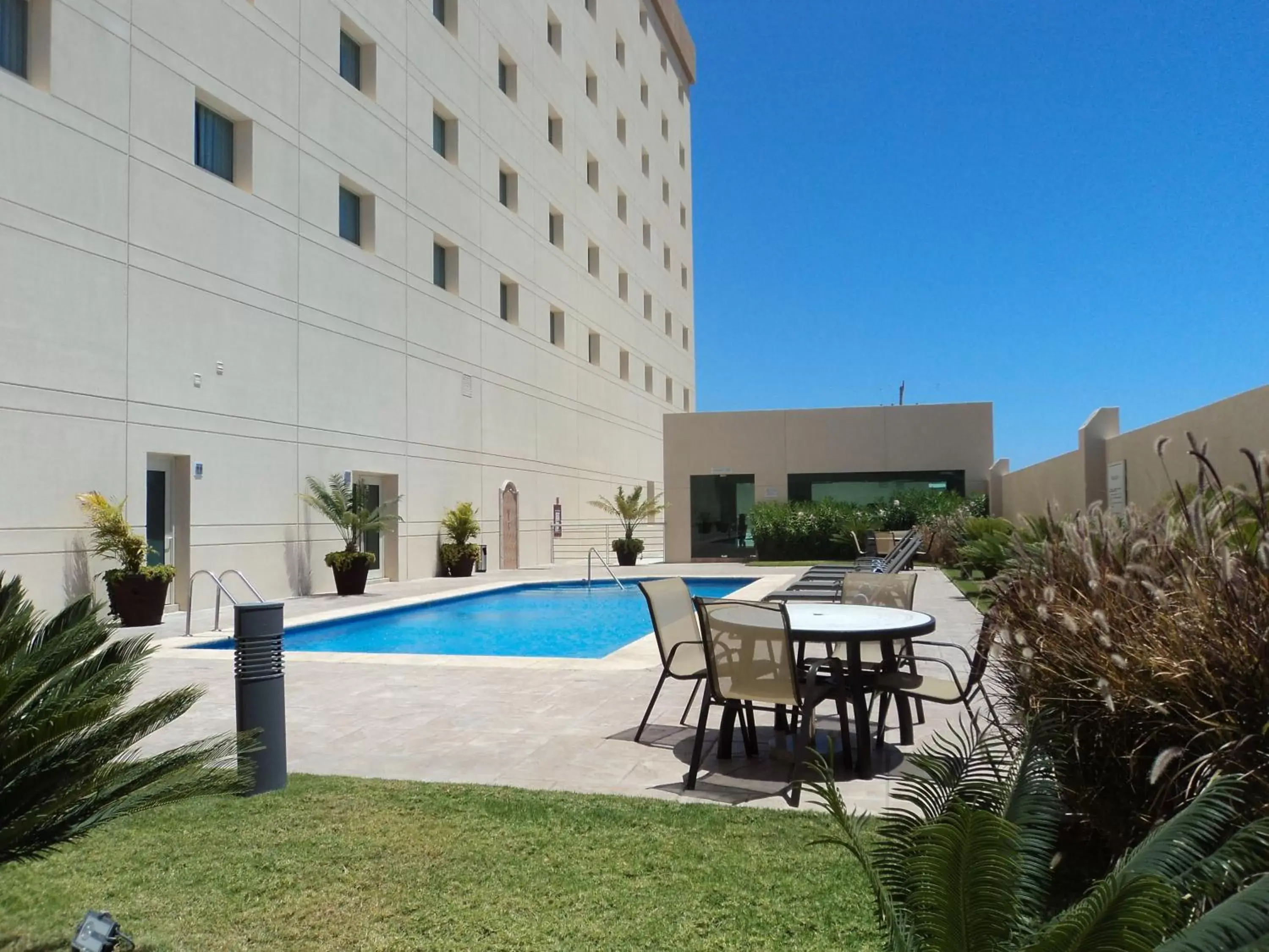 Property building, Swimming Pool in Hotel Aeropuerto Los Cabos