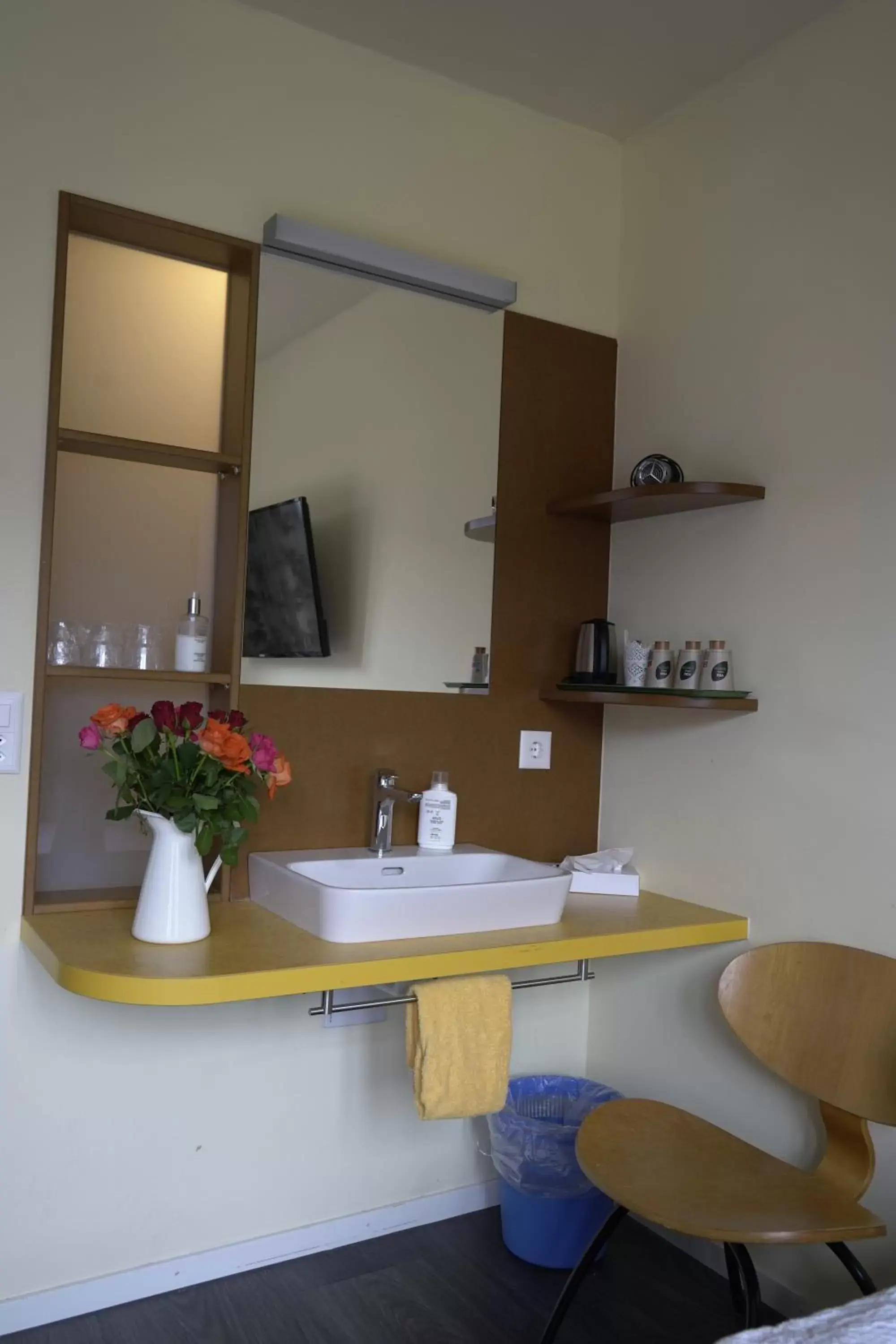 Coffee/tea facilities, Bathroom in Alpenrose Hotel and Gardens