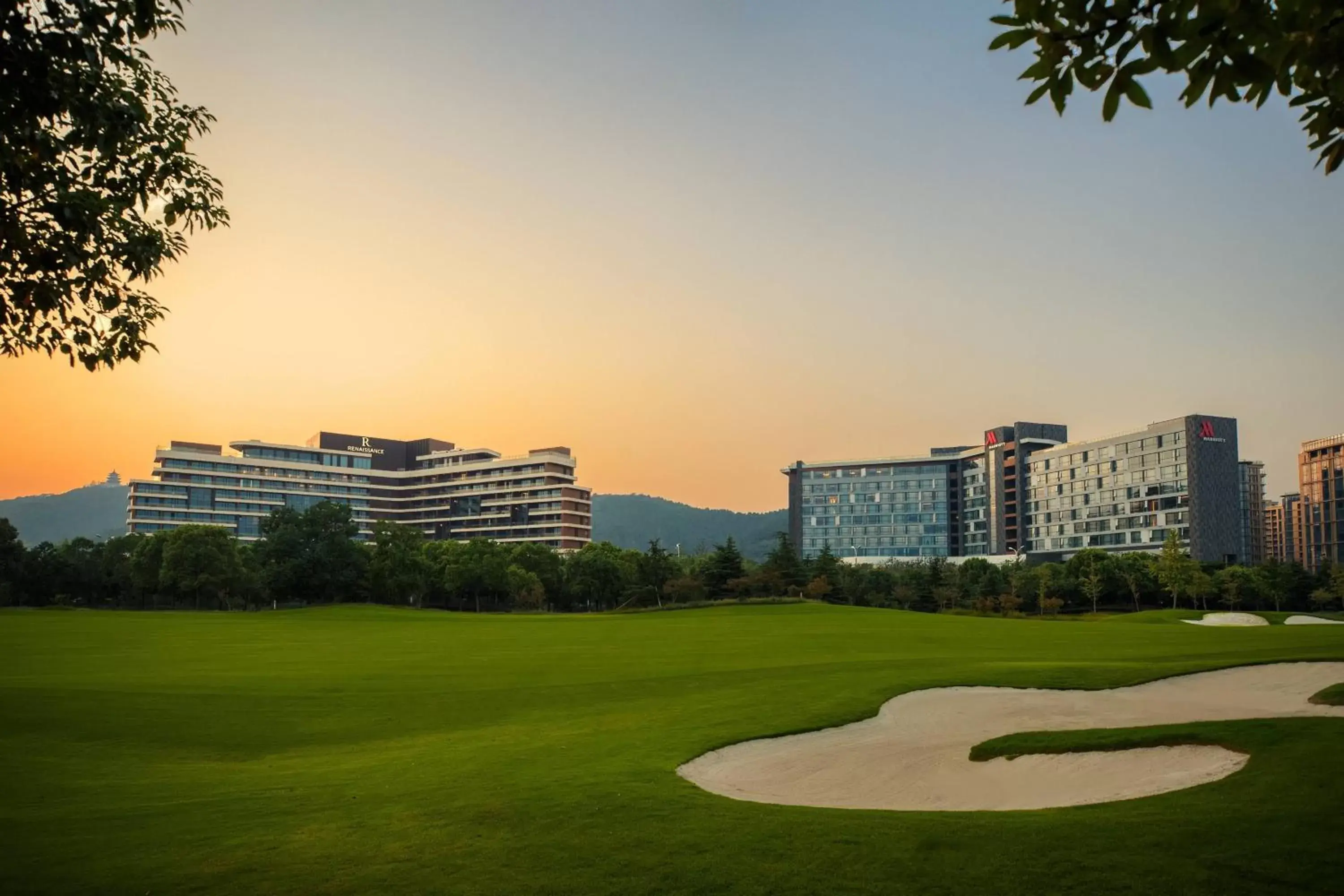 Property building, Golf in Renaissance Suzhou Taihu Lake Hotel