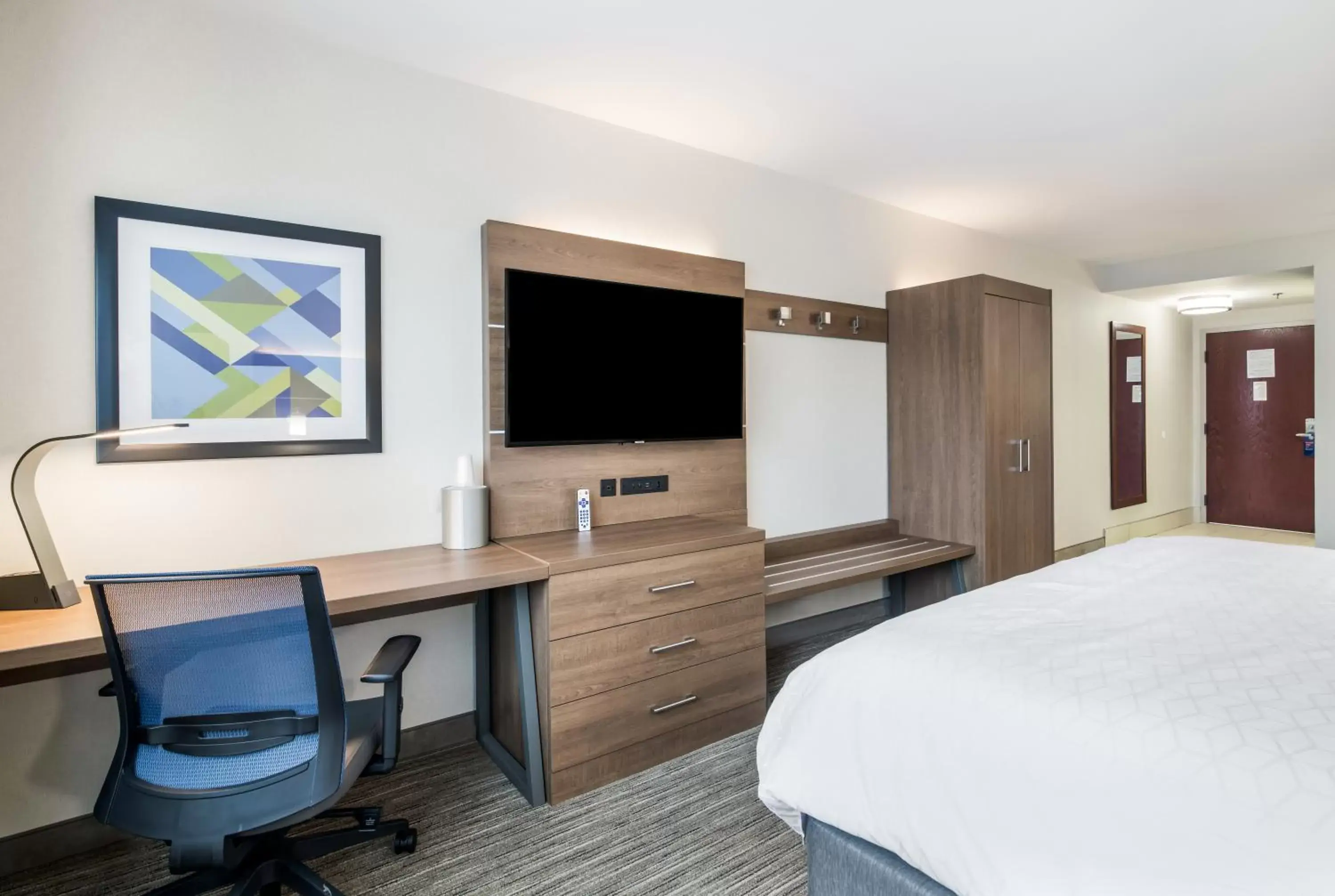 Bedroom, TV/Entertainment Center in Holiday Inn Express - Plymouth, an IHG Hotel