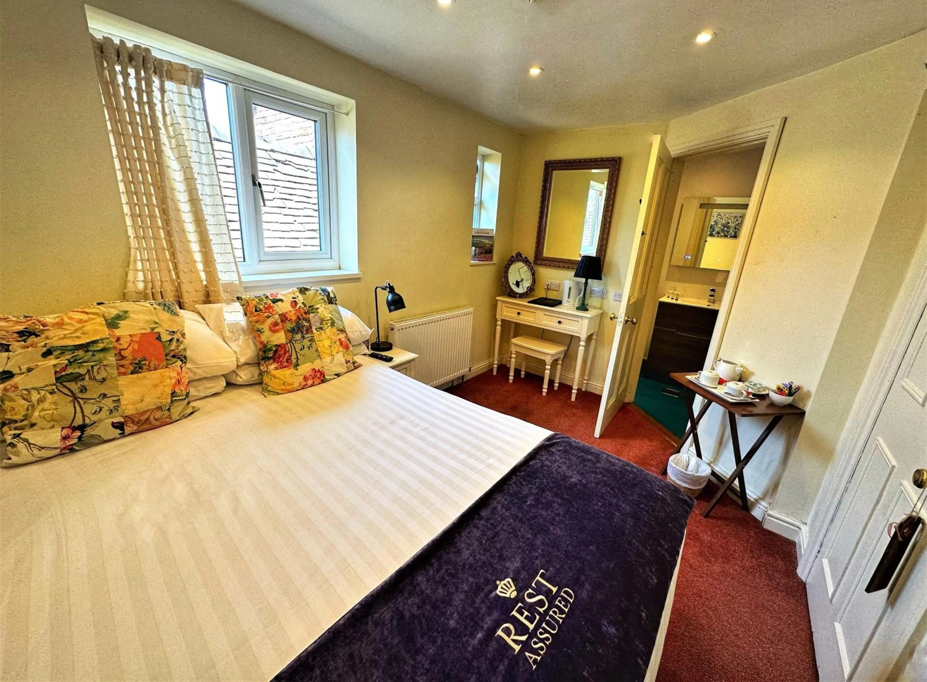 Bed in Hundred House Hotel