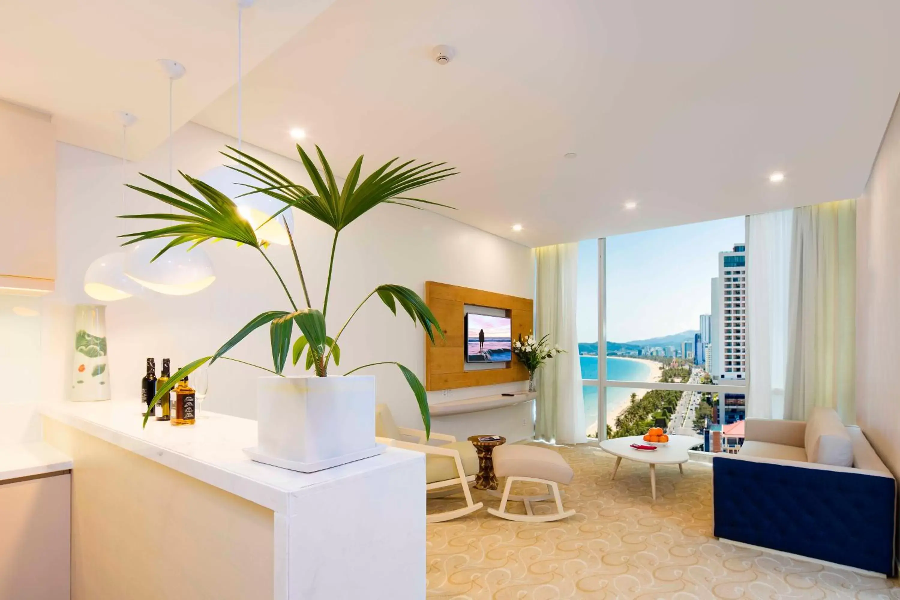 Kitchen or kitchenette, Seating Area in Diamond Bay Hotel