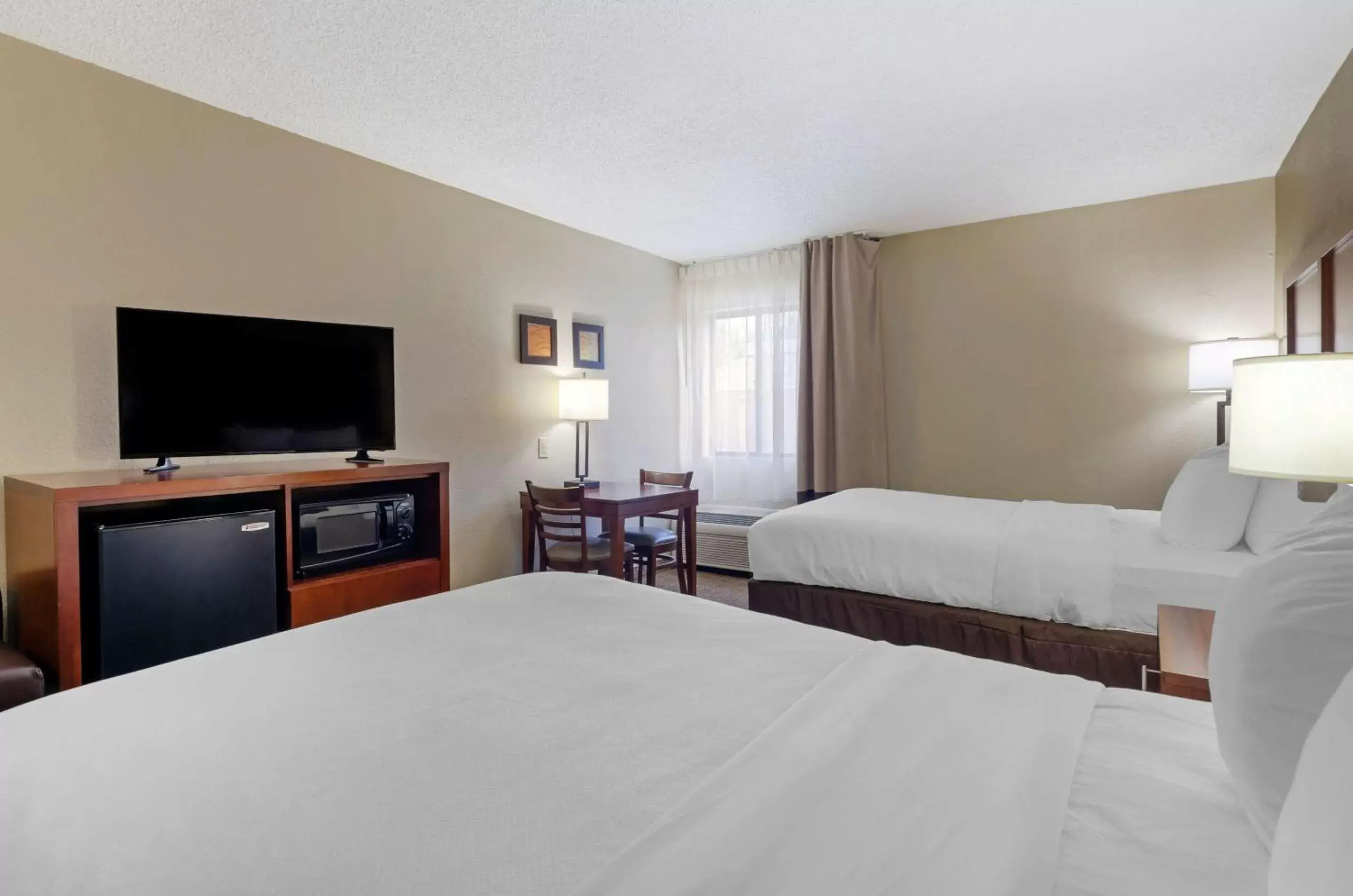 Photo of the whole room, Bed in Comfort Inn Bluefield