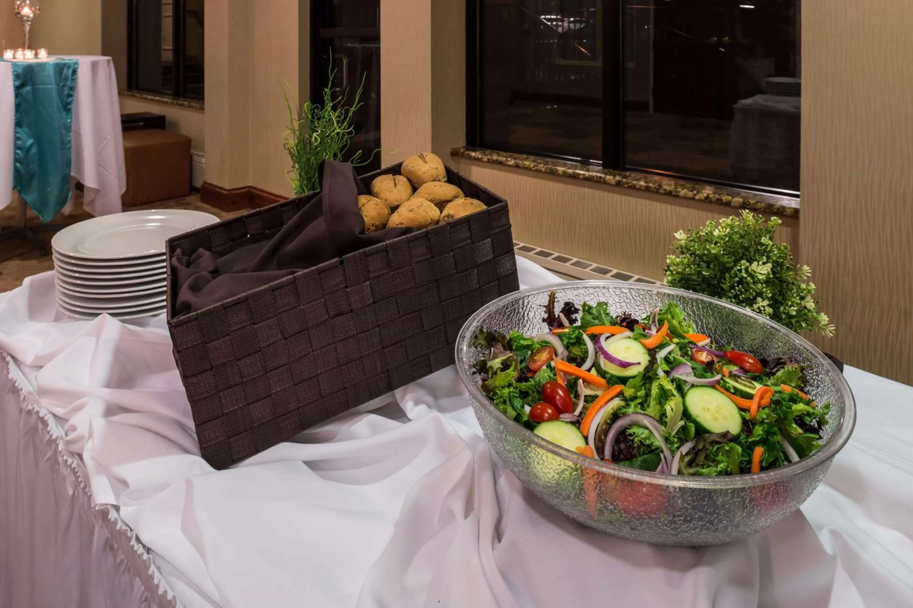 Dining area in Hilton Garden Inn Detroit Southfield