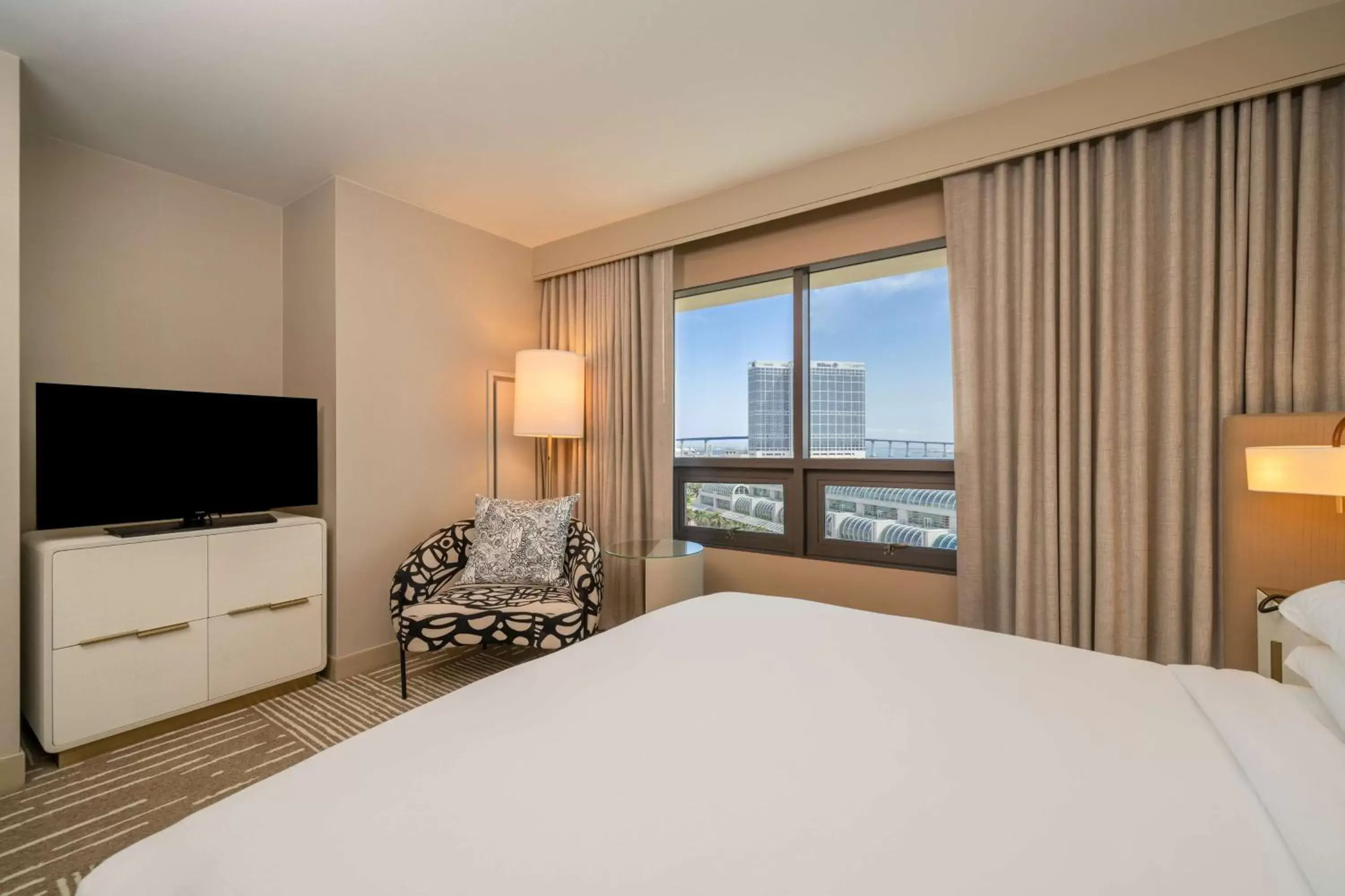 Bedroom, TV/Entertainment Center in Hilton San Diego Gaslamp Quarter