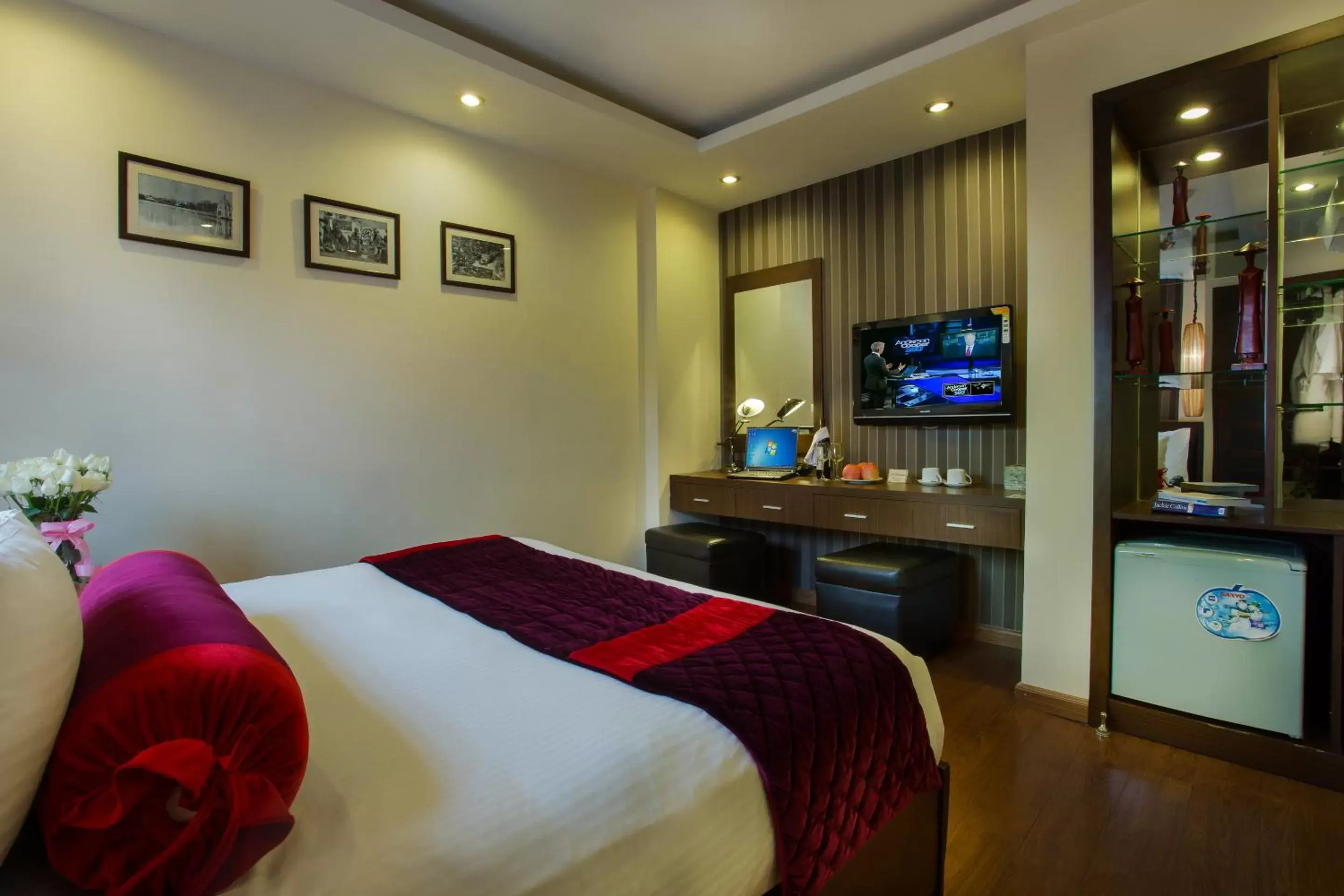 Bedroom, TV/Entertainment Center in Golden Art Hotel