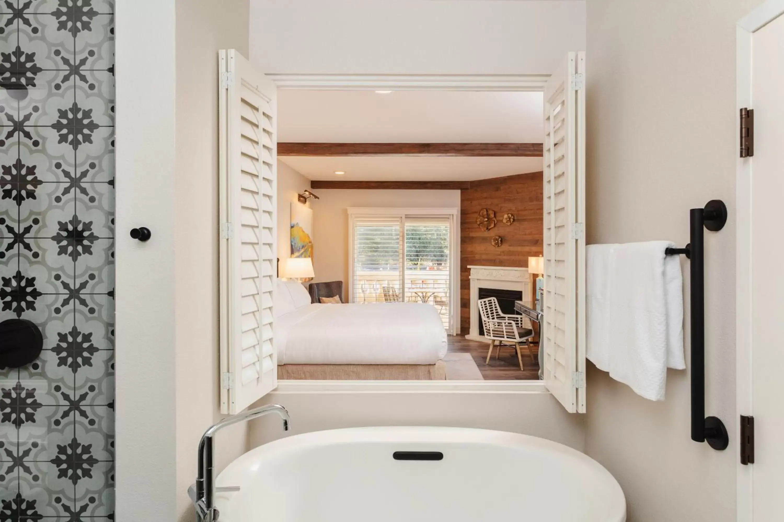 Bathroom in The Lodge at Healdsburg, Tapestry Collection by Hilton