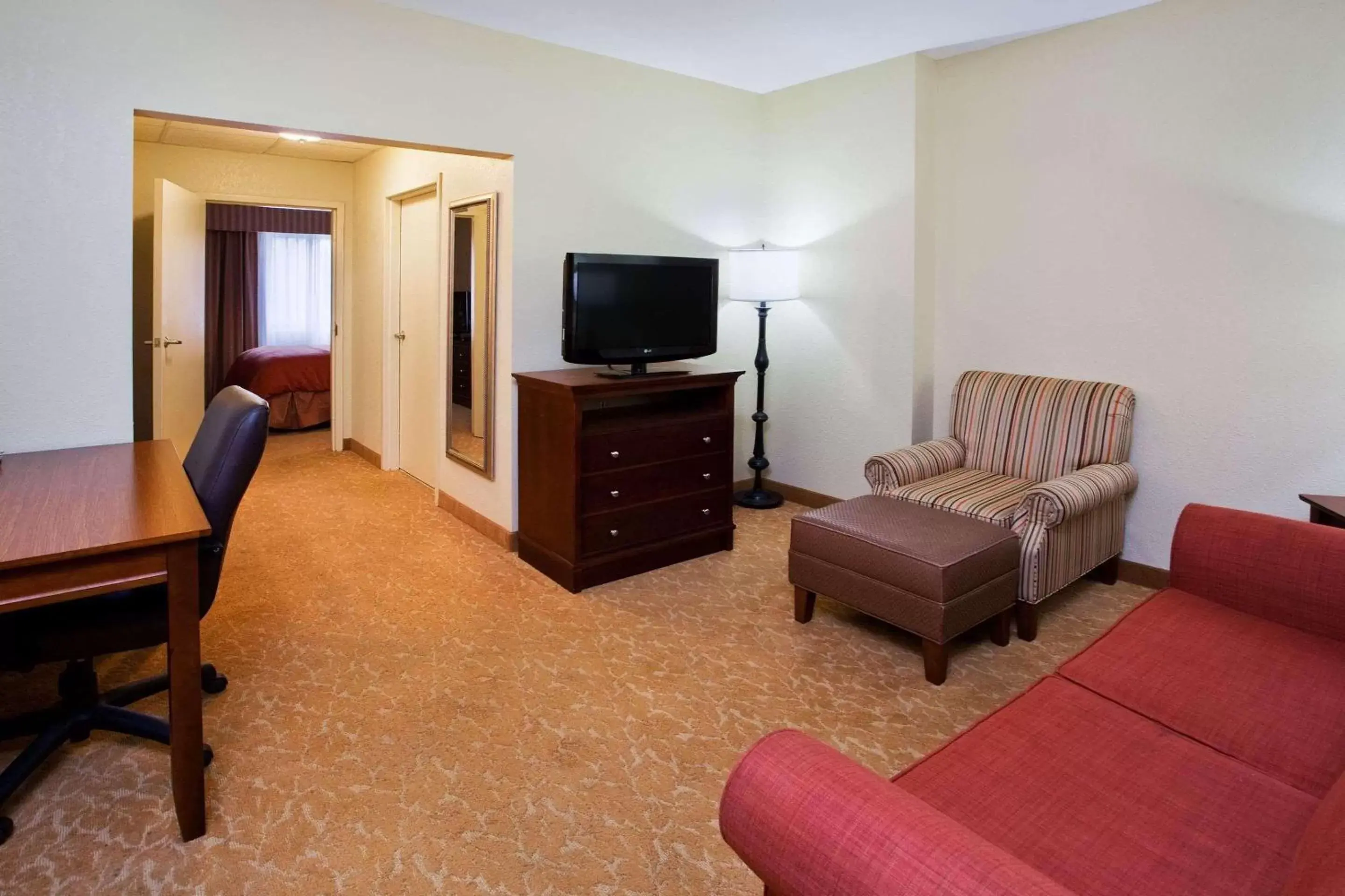 Bedroom, TV/Entertainment Center in Country Inn & Suites Atlanta Downtown