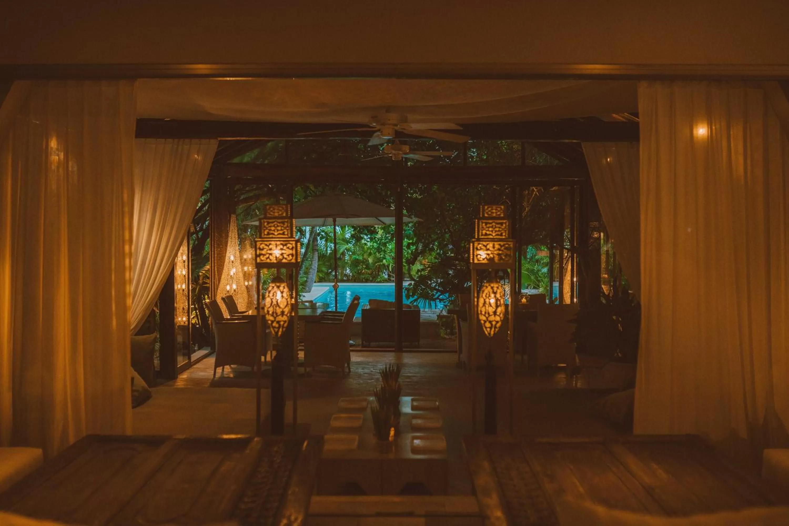 Restaurant/places to eat in Jashita Hotel