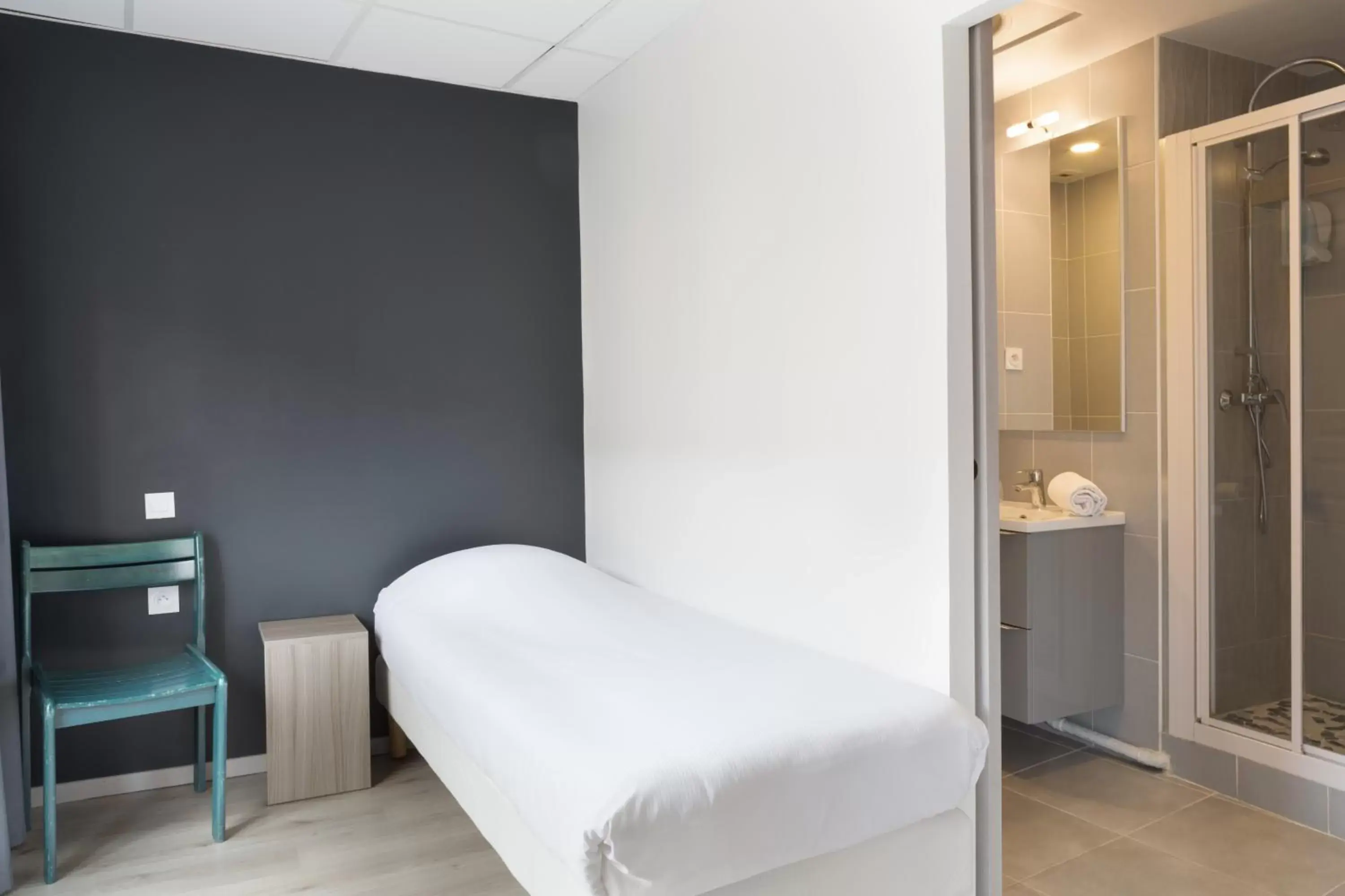 Toilet, Bed in Lille City Hotel