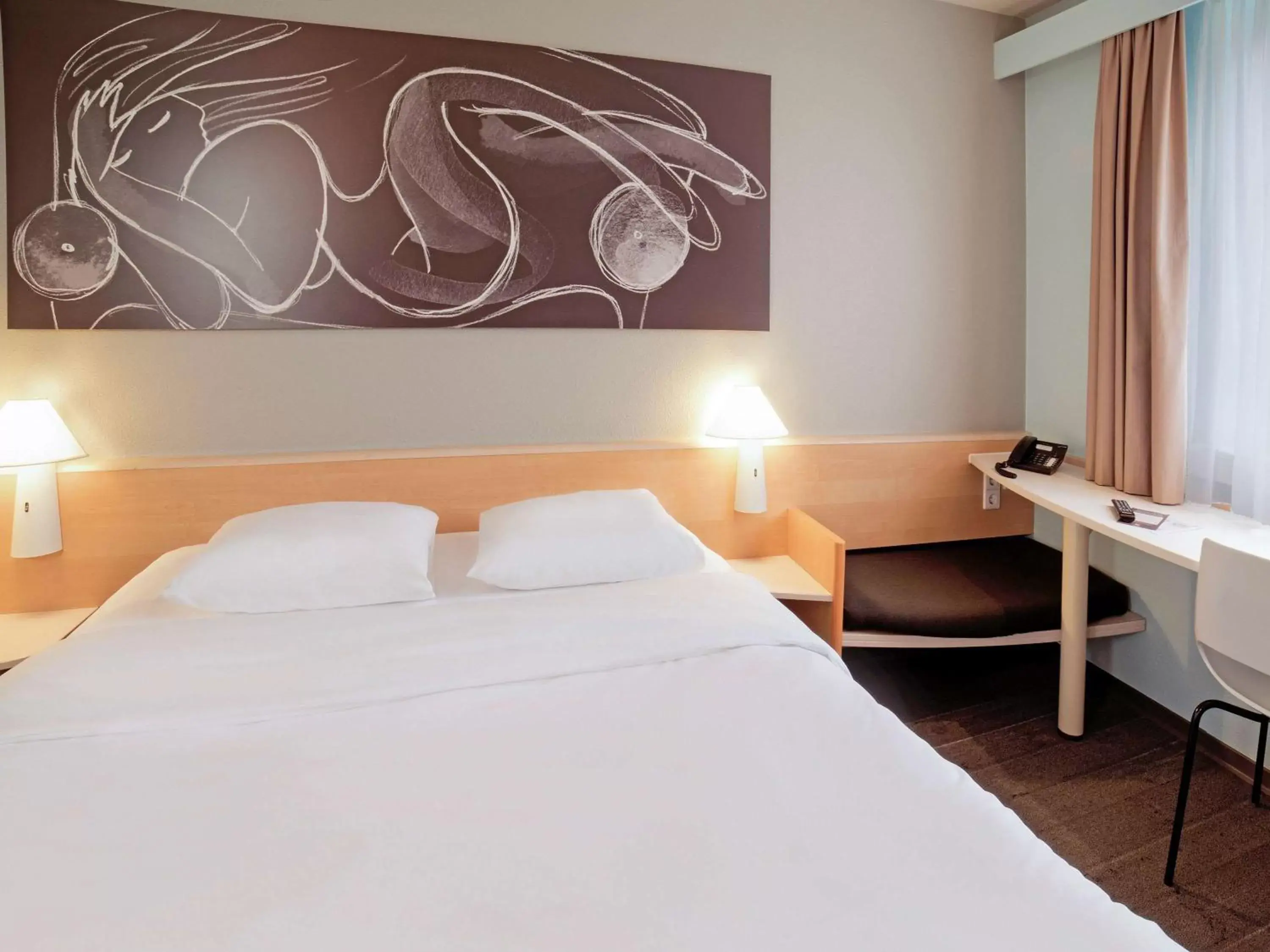 Photo of the whole room, Bed in ibis Jena City