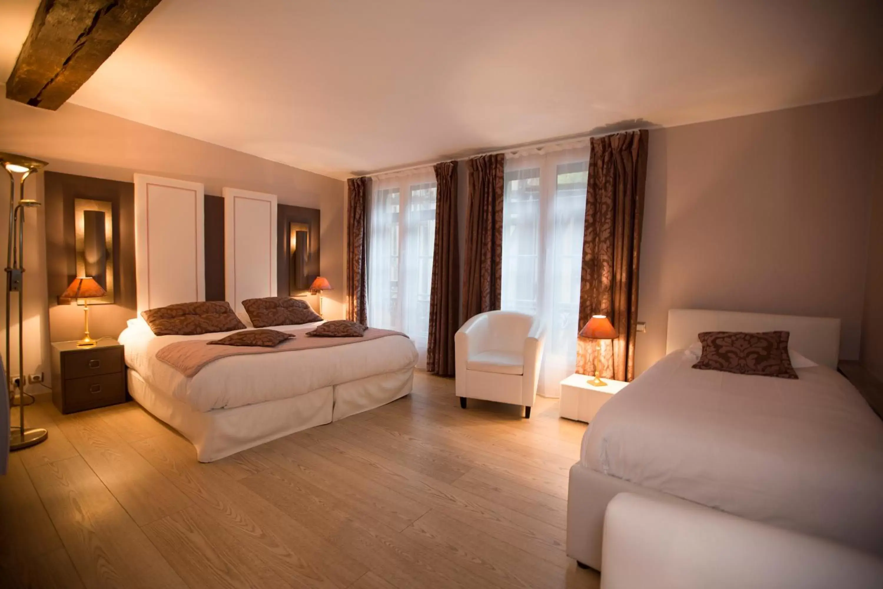 Photo of the whole room, Bed in Hotel Relais Saint Jean Troyes