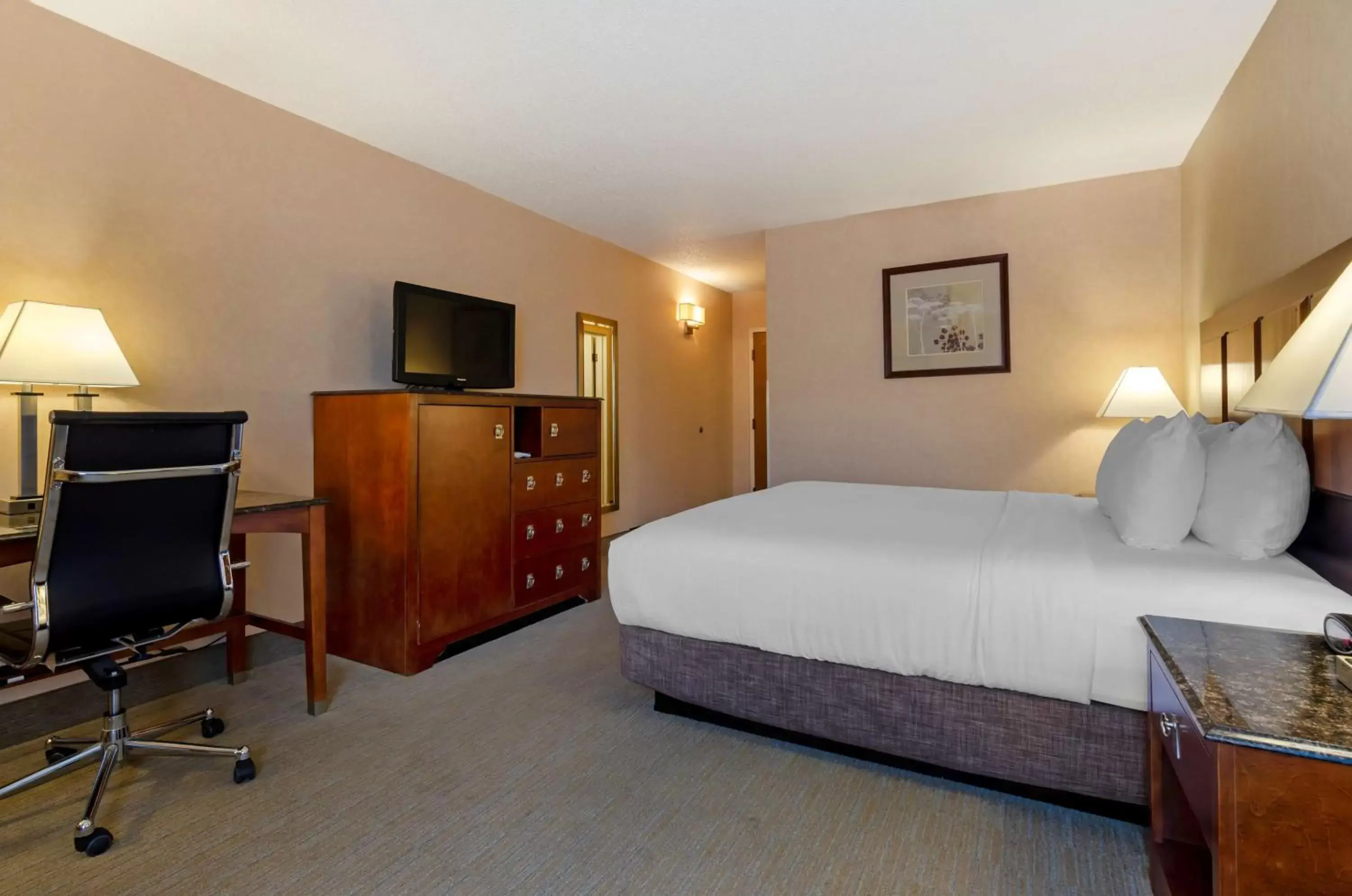 Bedroom, Bed in Best Western Staunton Inn
