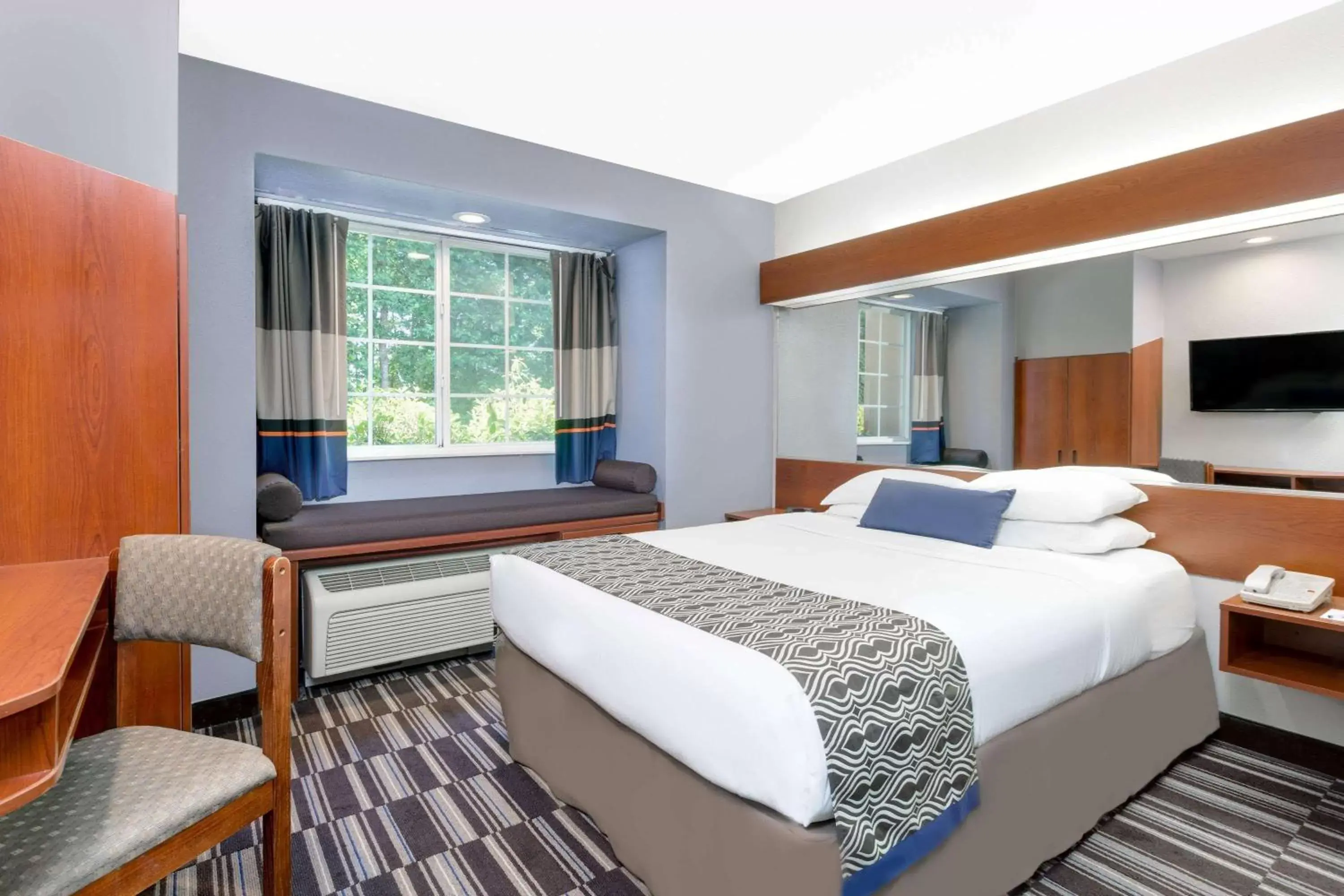 Photo of the whole room, Bed in Microtel Inn & Suites by Wyndham Bremen