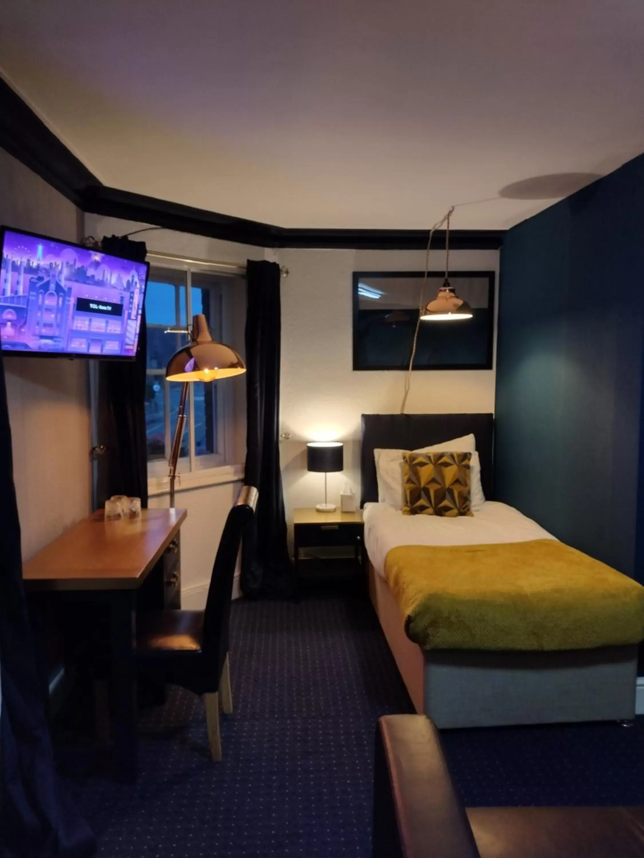 Standard Triple Room in The Crown Inn Keynsham Standard Triple Room in The Crown Inn Keynsham