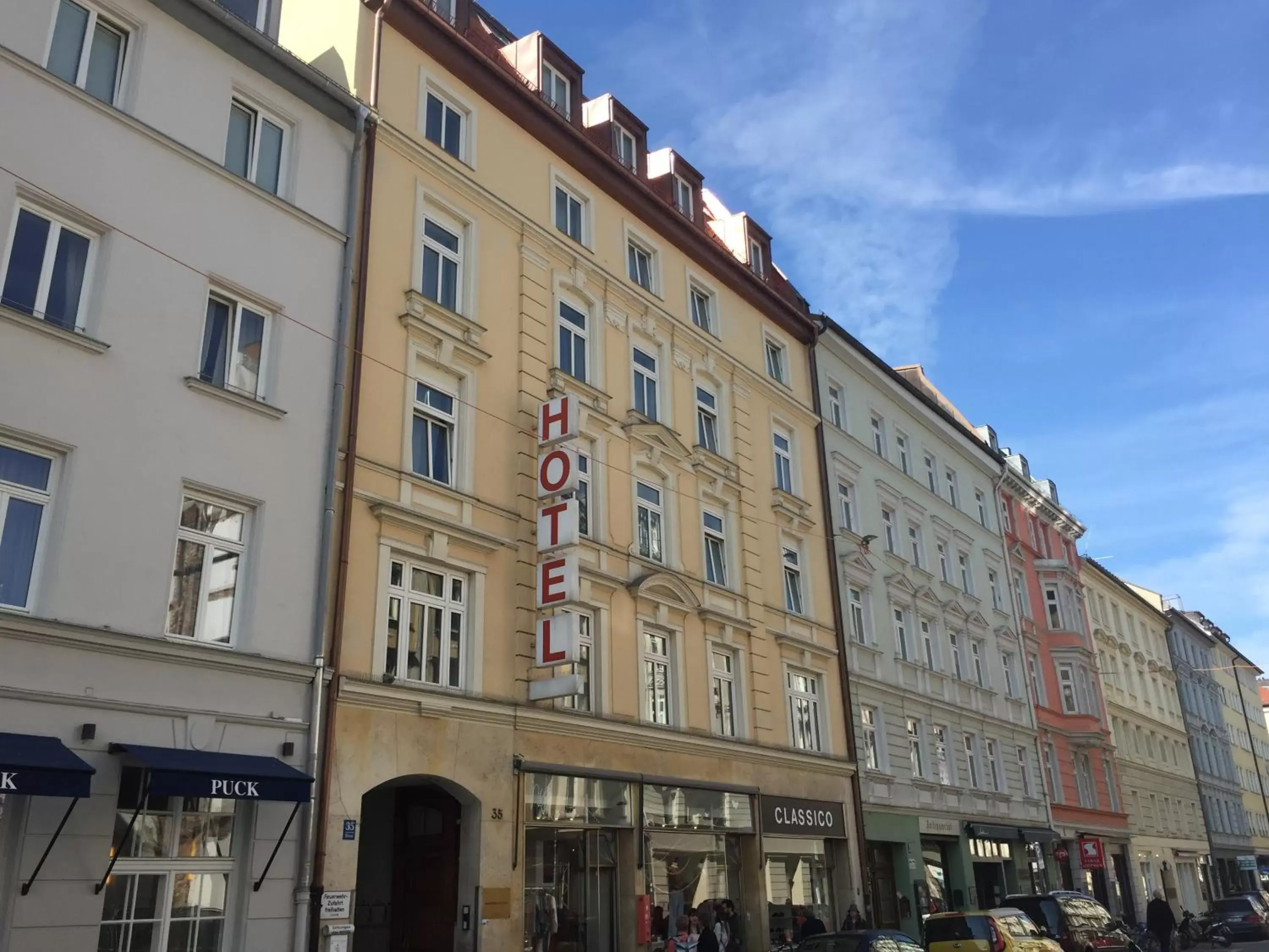Neighbourhood, Property Building in das HOTEL in München