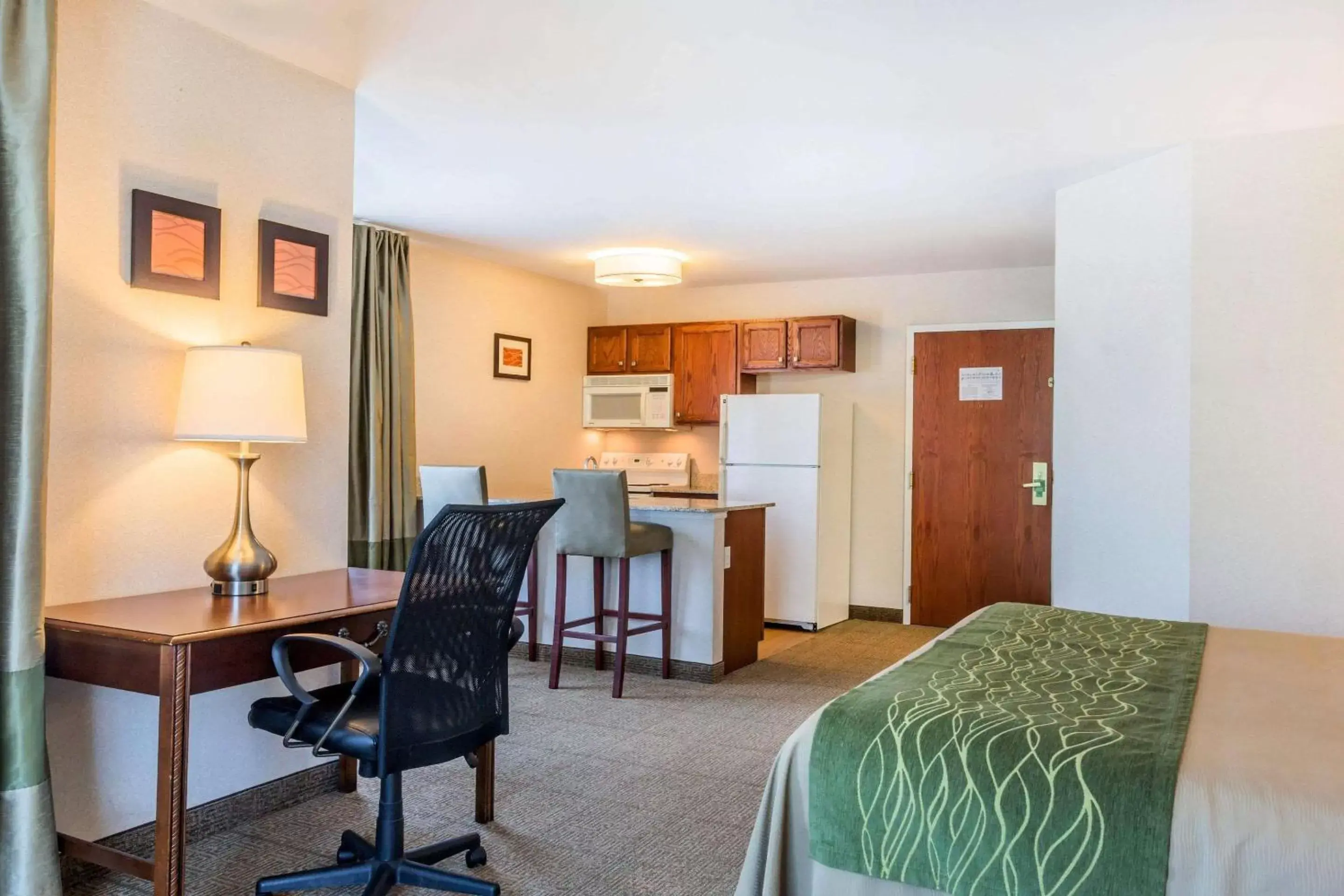 Photo of the whole room, Seating Area in Comfort Inn & Suites South Burlington