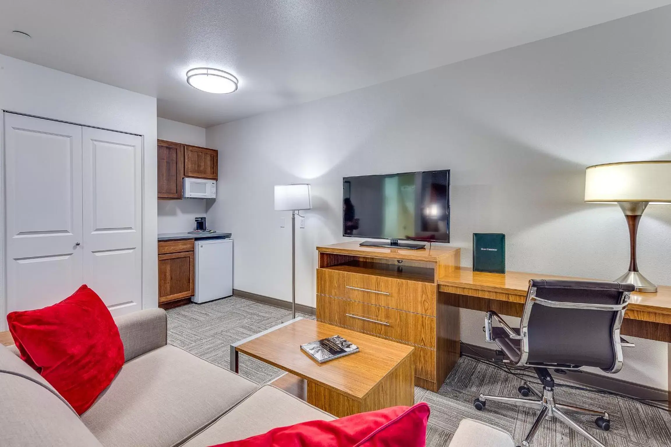 TV and multimedia, TV/Entertainment Center in Marshall Suites