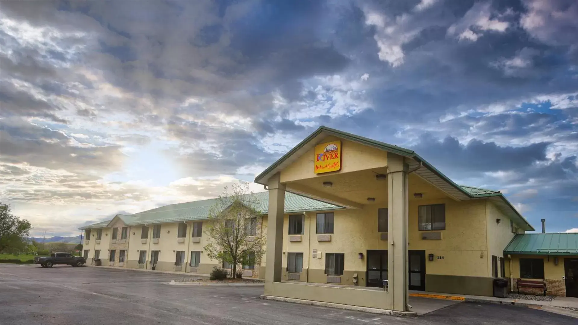 Property Building in Yellowstone River Inn & Suites