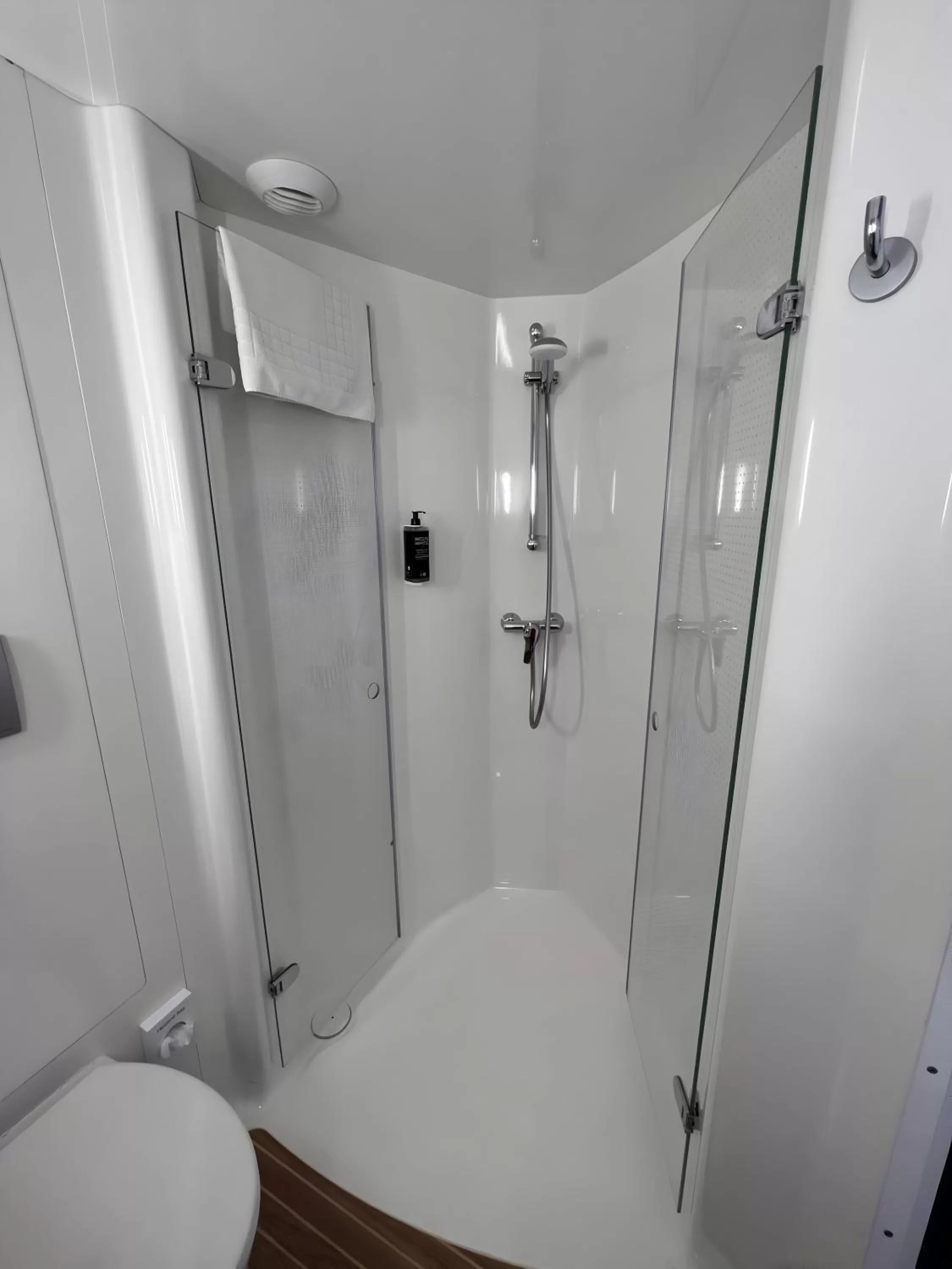 Shower in Ibis Styles Liverpool Centre Dale Street - Cavern Quarter