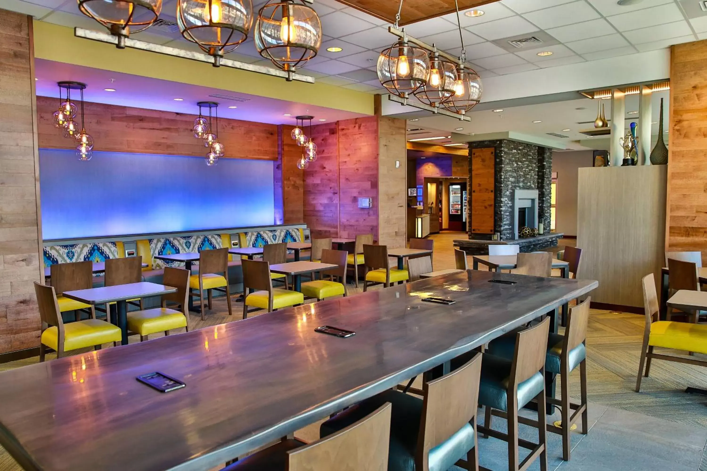 Restaurant/Places to Eat in Fairfield Inn & Suites by Marriott Savannah Midtown