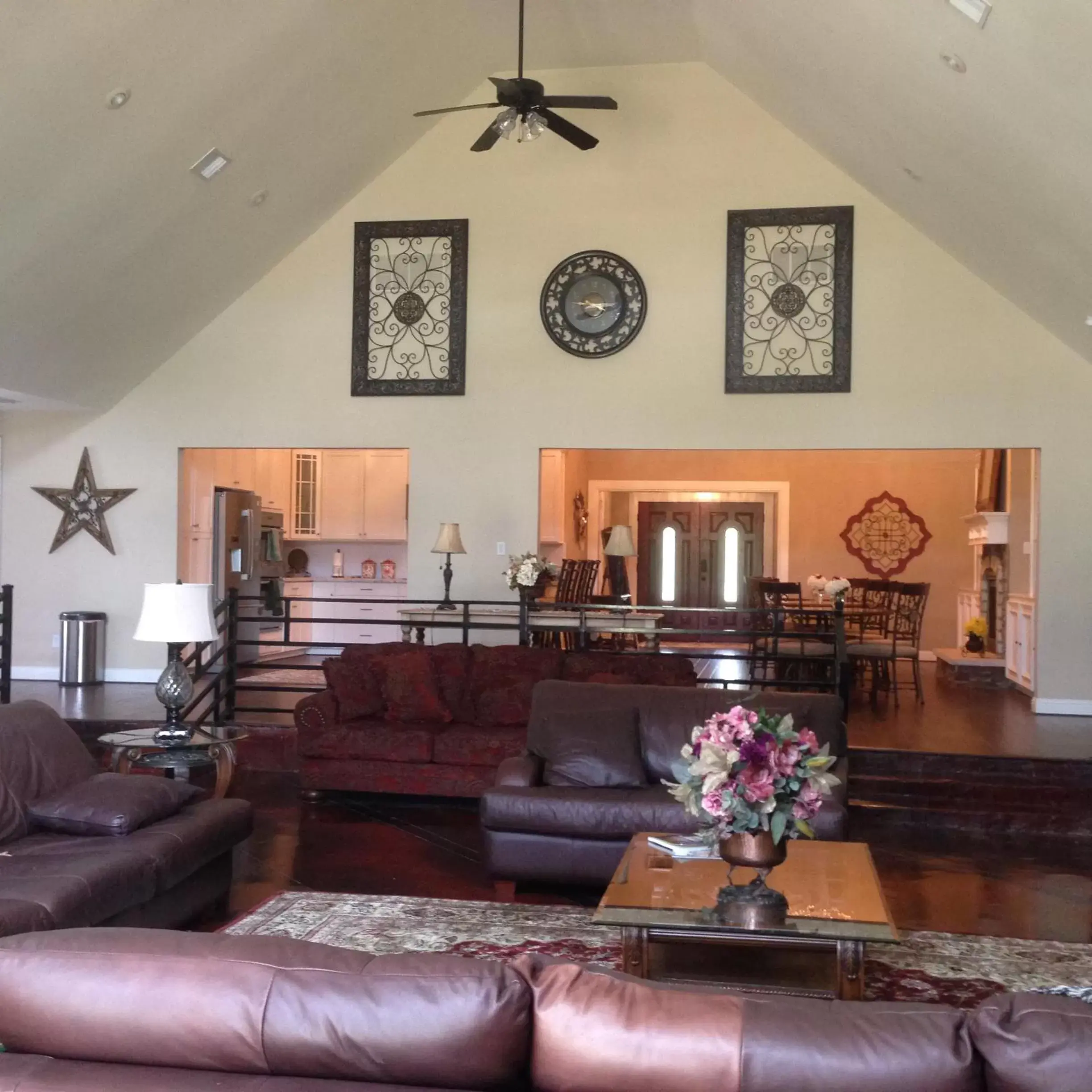 Communal lounge/ TV room, Seating Area in Maple Creek Bed&Breakfast