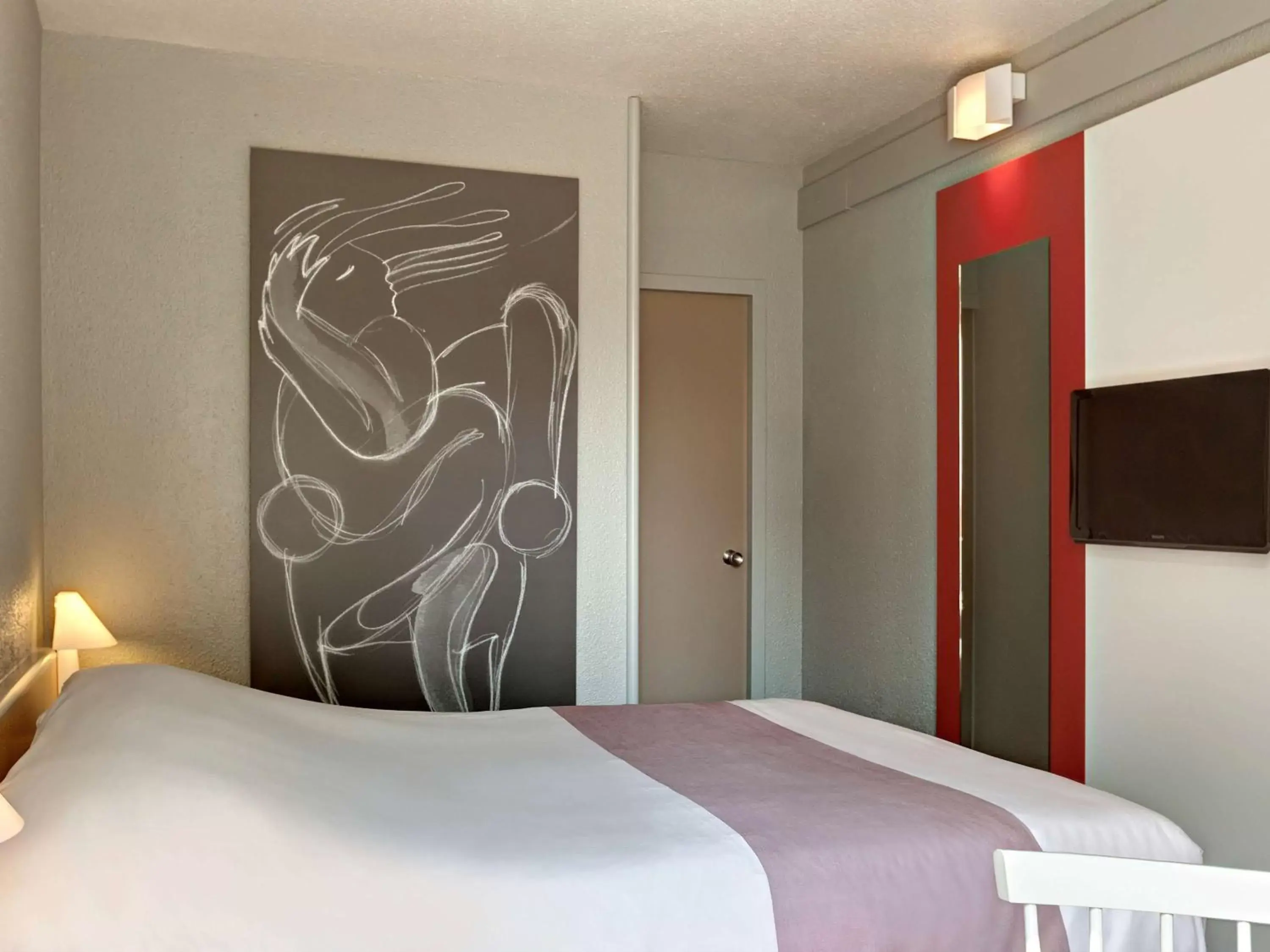 Photo of the whole room, Bed in ibis La Roche Sur Yon Vendespace