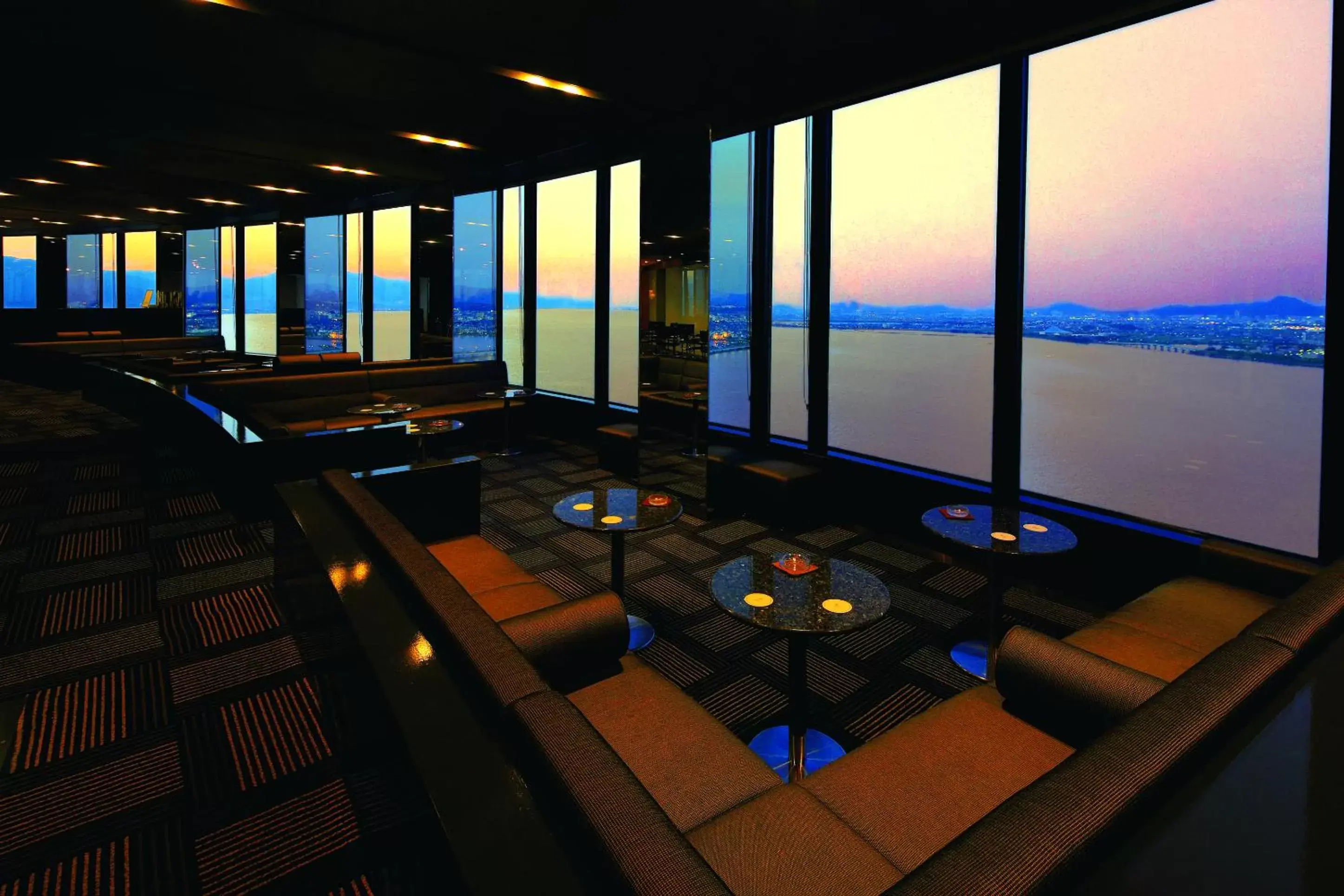 Lounge or bar, Restaurant/Places to Eat in Lake Biwa Otsu Prince Hotel