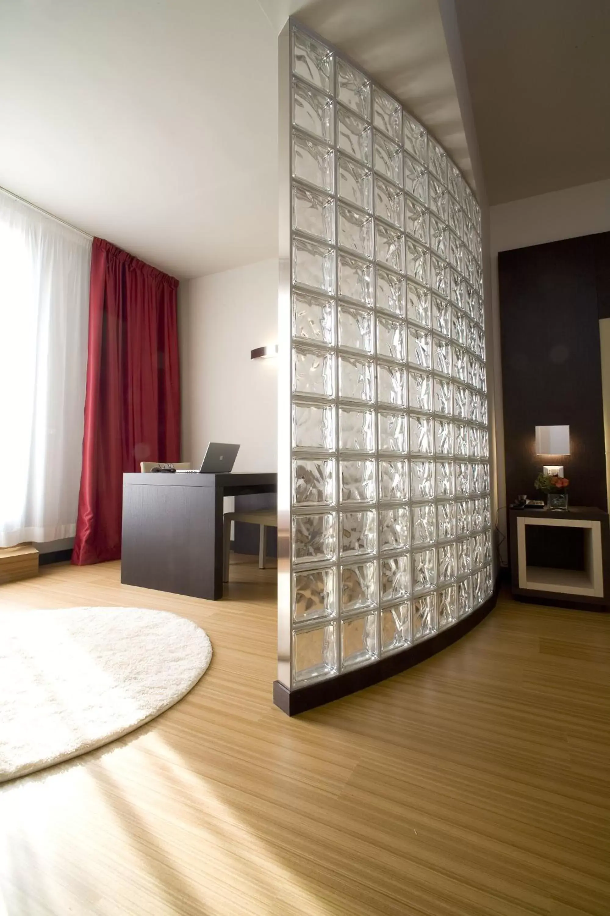 Shower, TV/Entertainment Center in Best Western Plus Hotel Galileo Padova