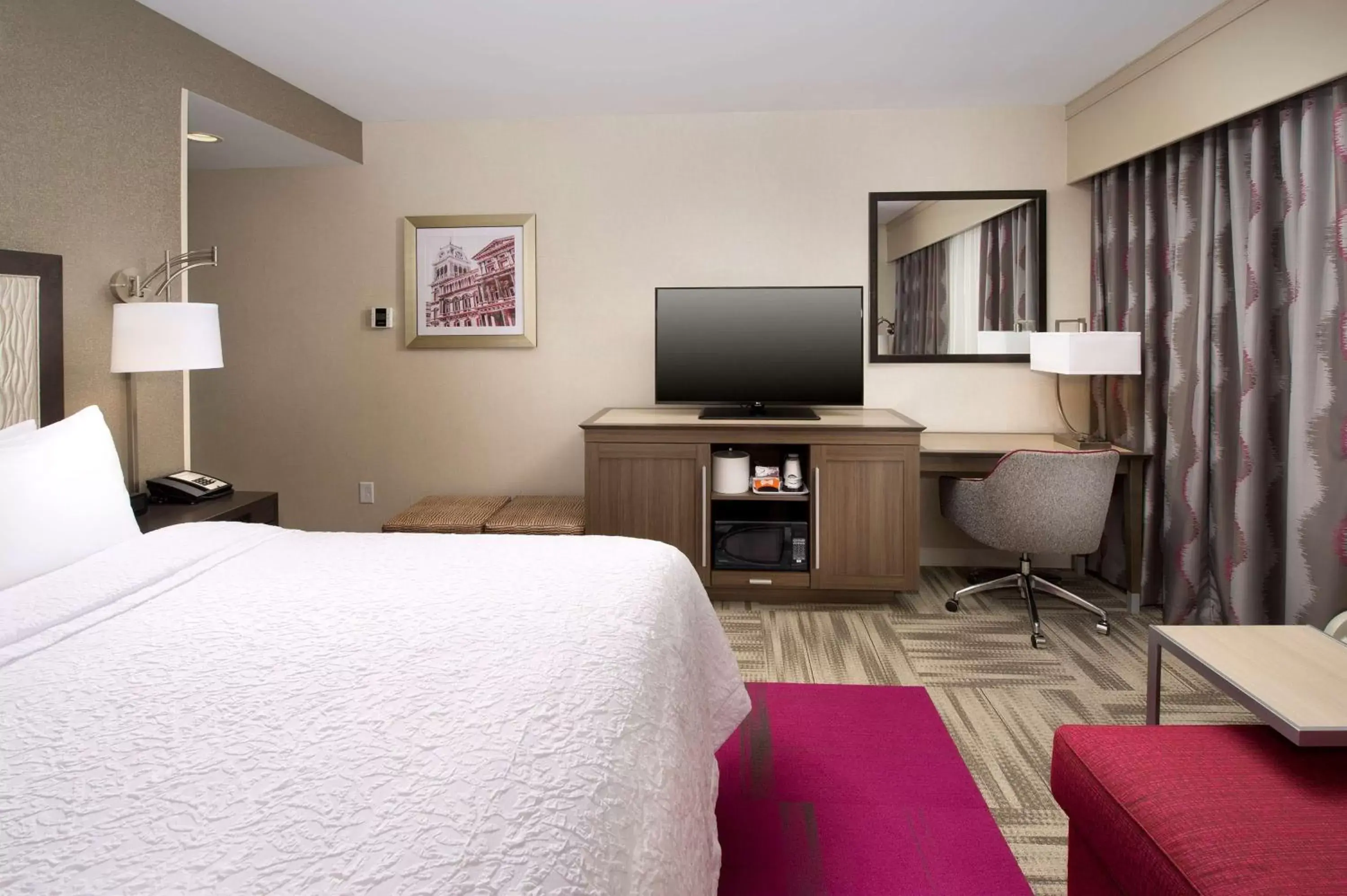 Bed in Hampton Inn Louisville East Hurstbourne