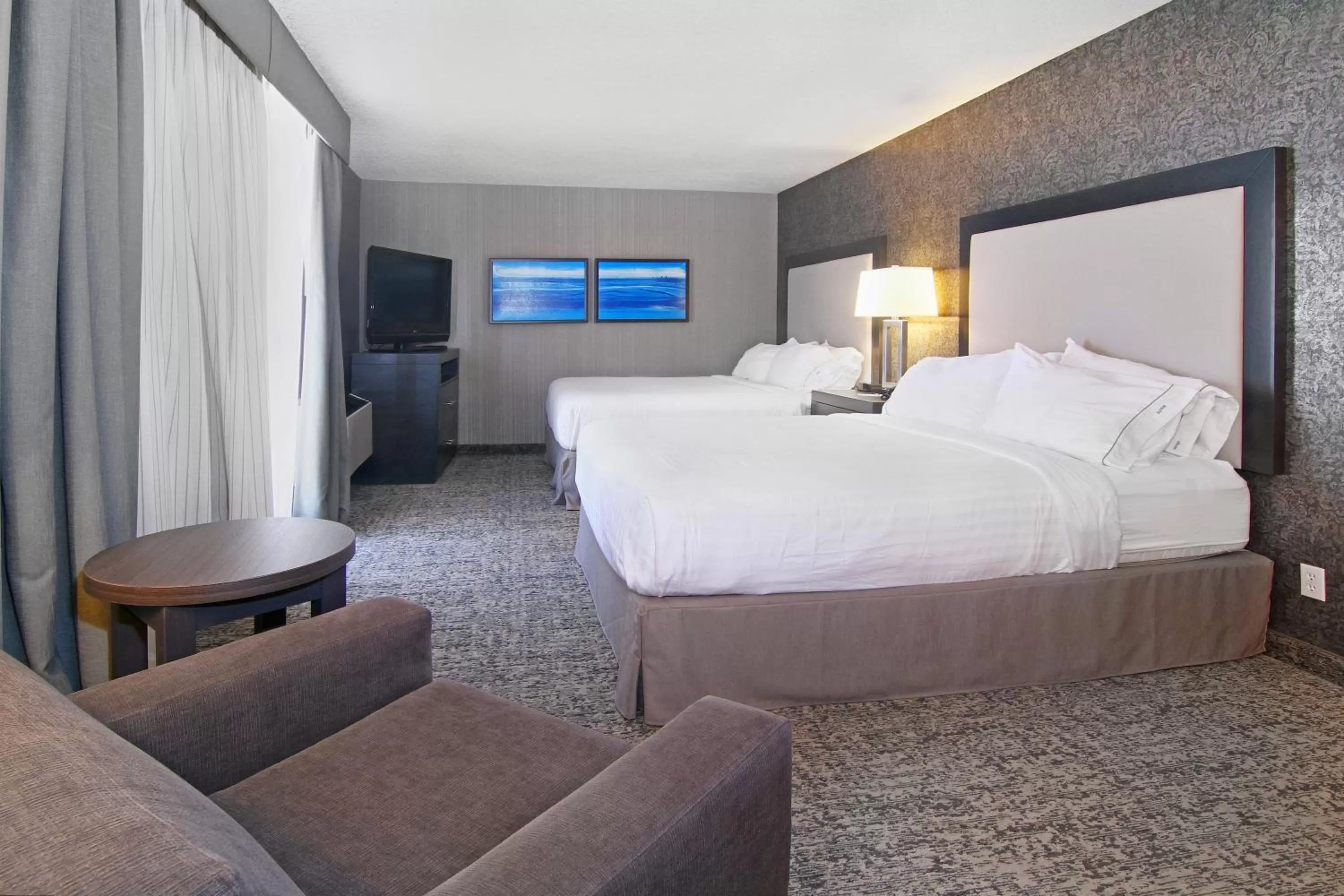Photo of the whole room, Bed in Holiday Inn Express and Suites Calgary by IHG