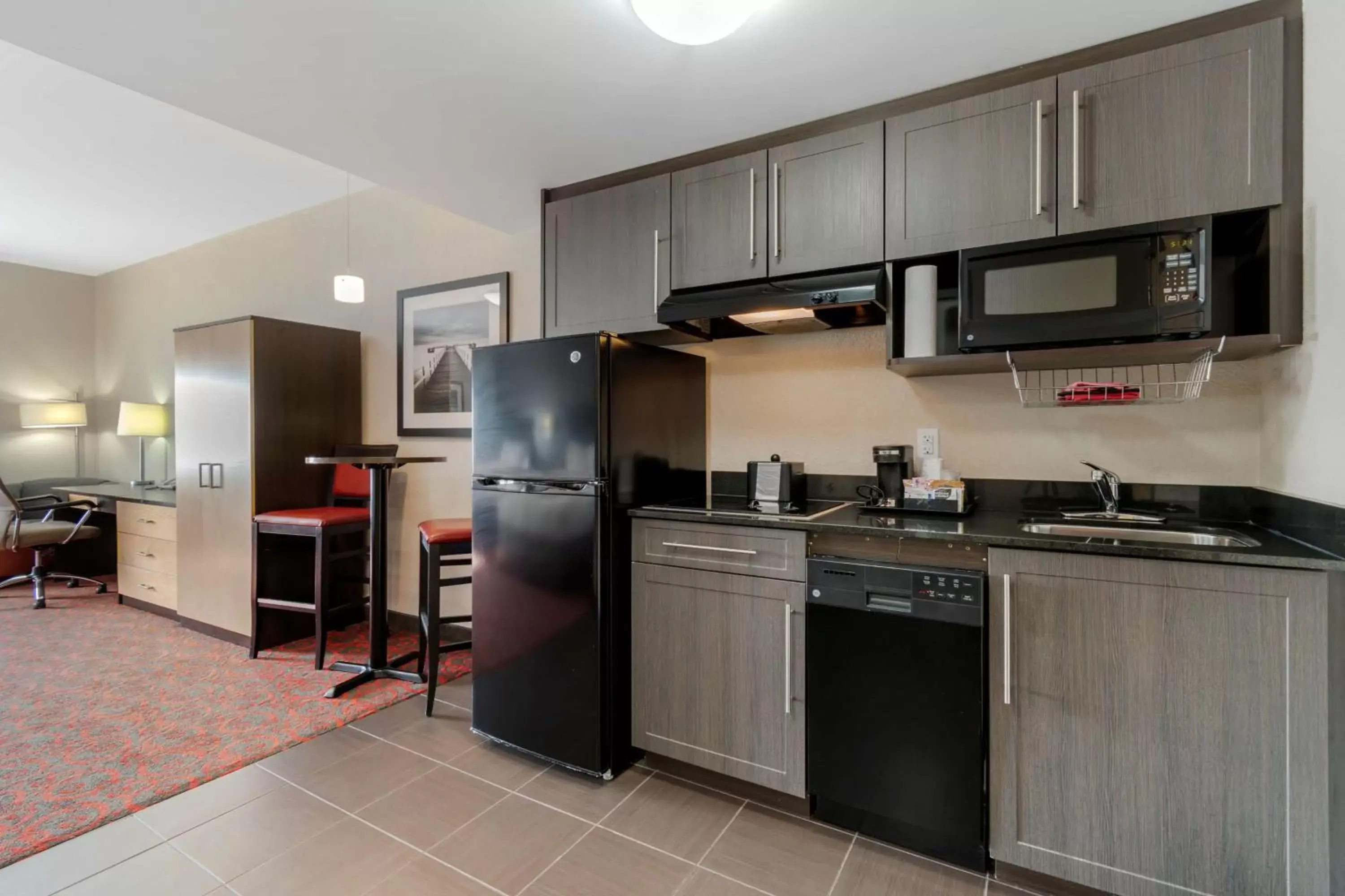 Bedroom, Kitchen/Kitchenette in Best Western Plus Eastgate Inn & Suites