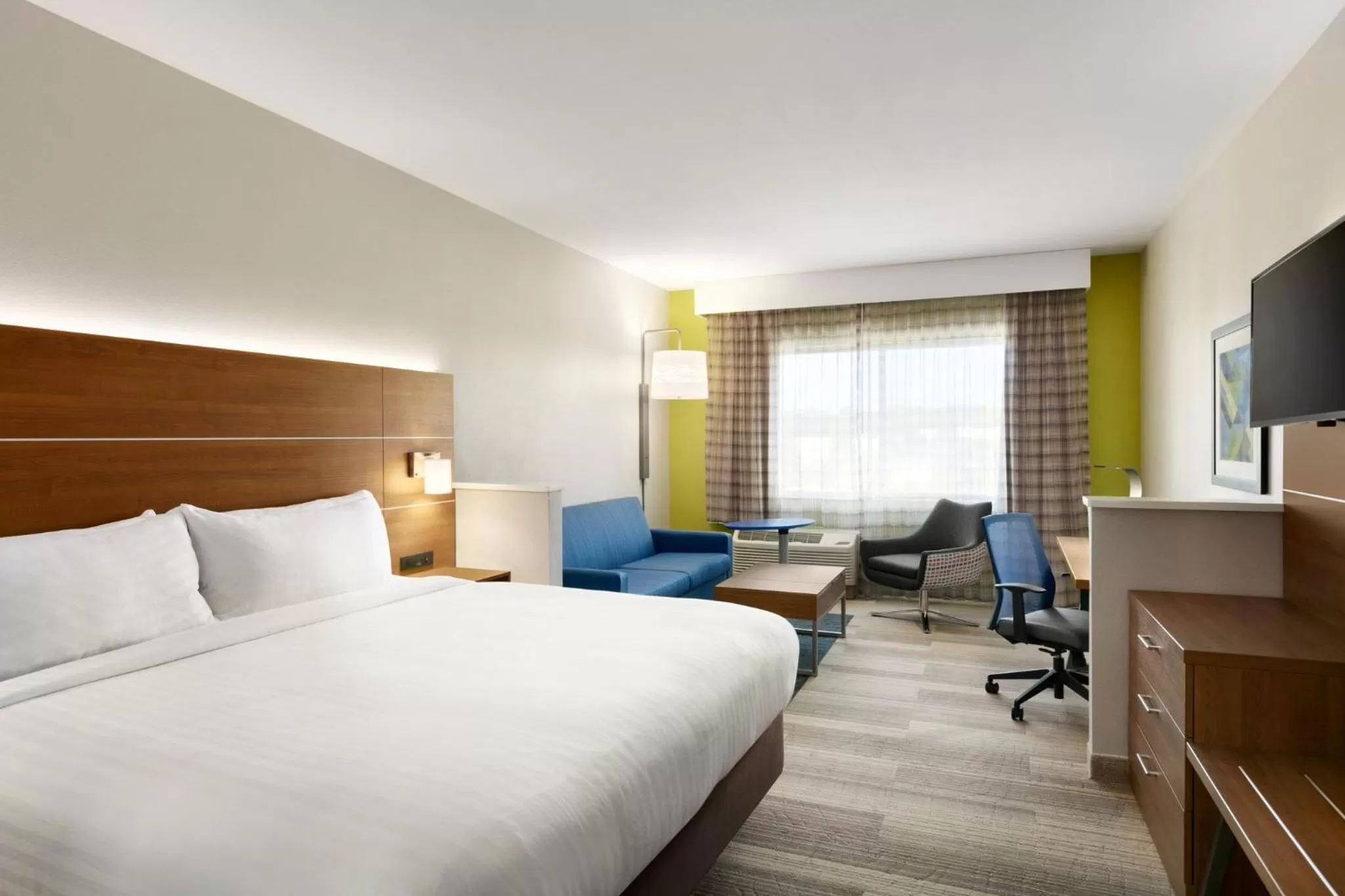 Photo of the whole room, Bed in Holiday Inn Express & Suites Salisbury by IHG