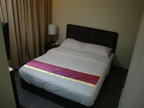 Photo of the whole room, Bed in DM Hotel