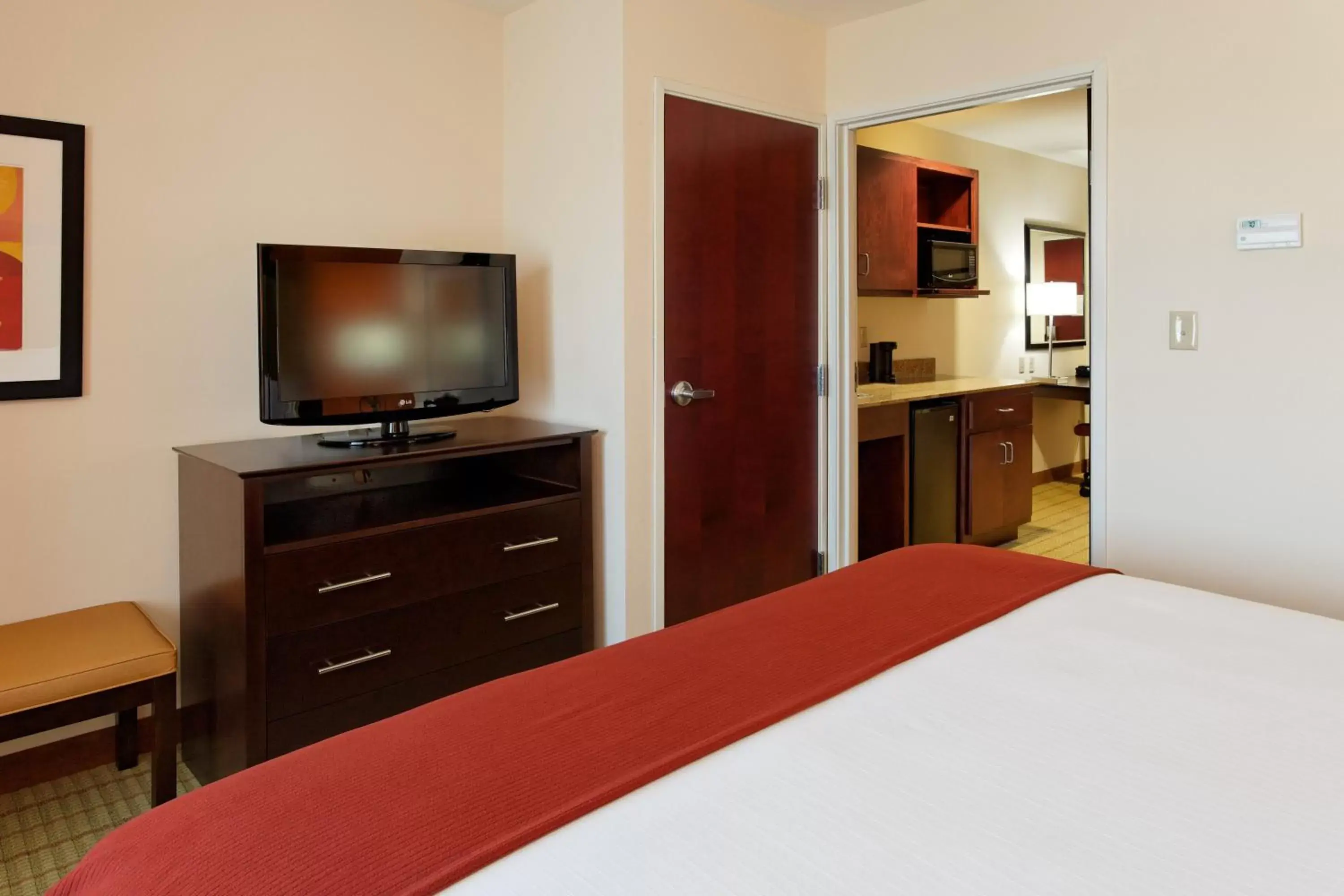 Bedroom, TV/Entertainment Center in Holiday Inn Express Florence Northeast, an IHG Hotel