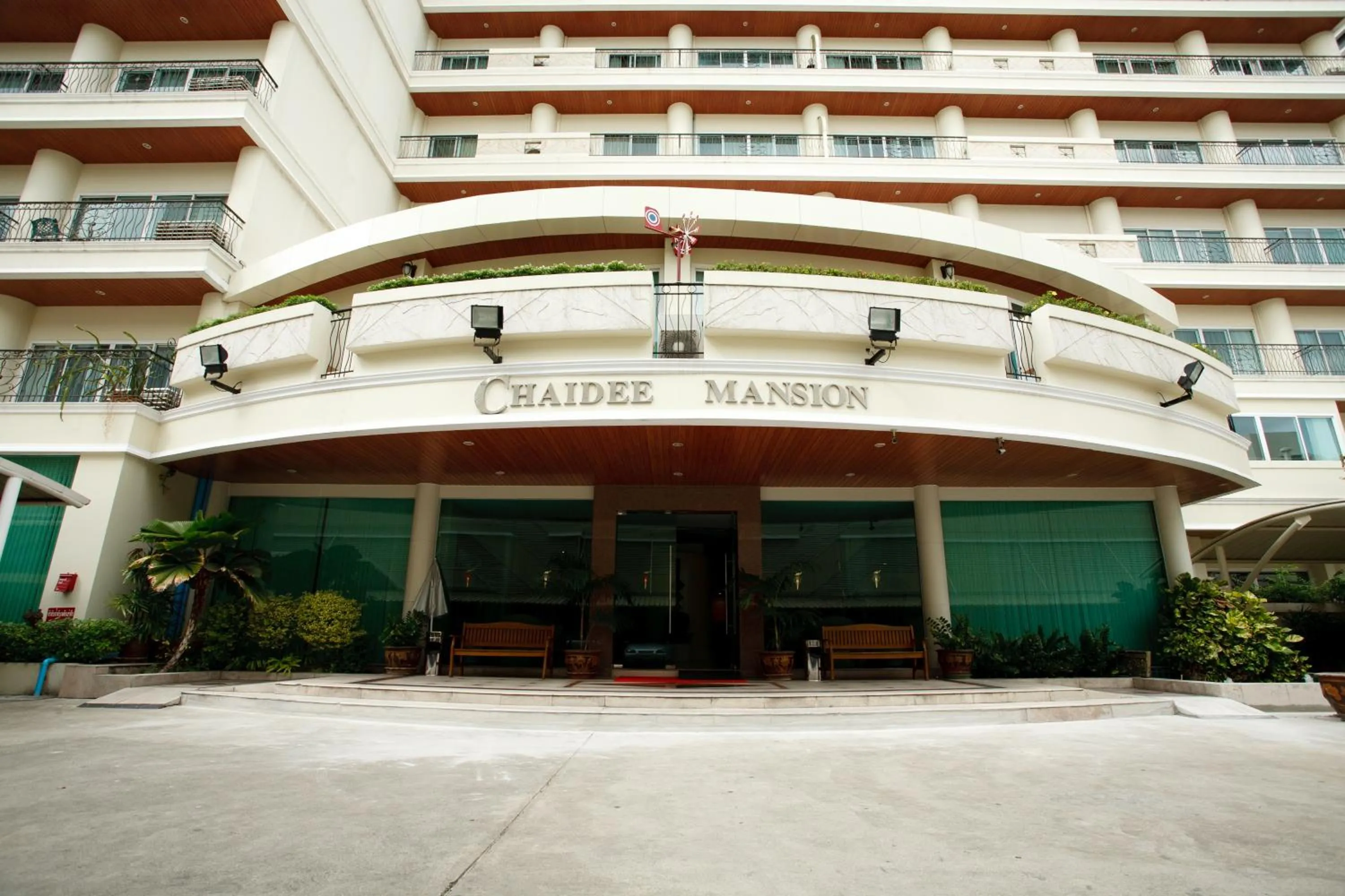 Facade/entrance in Chaidee Mansion