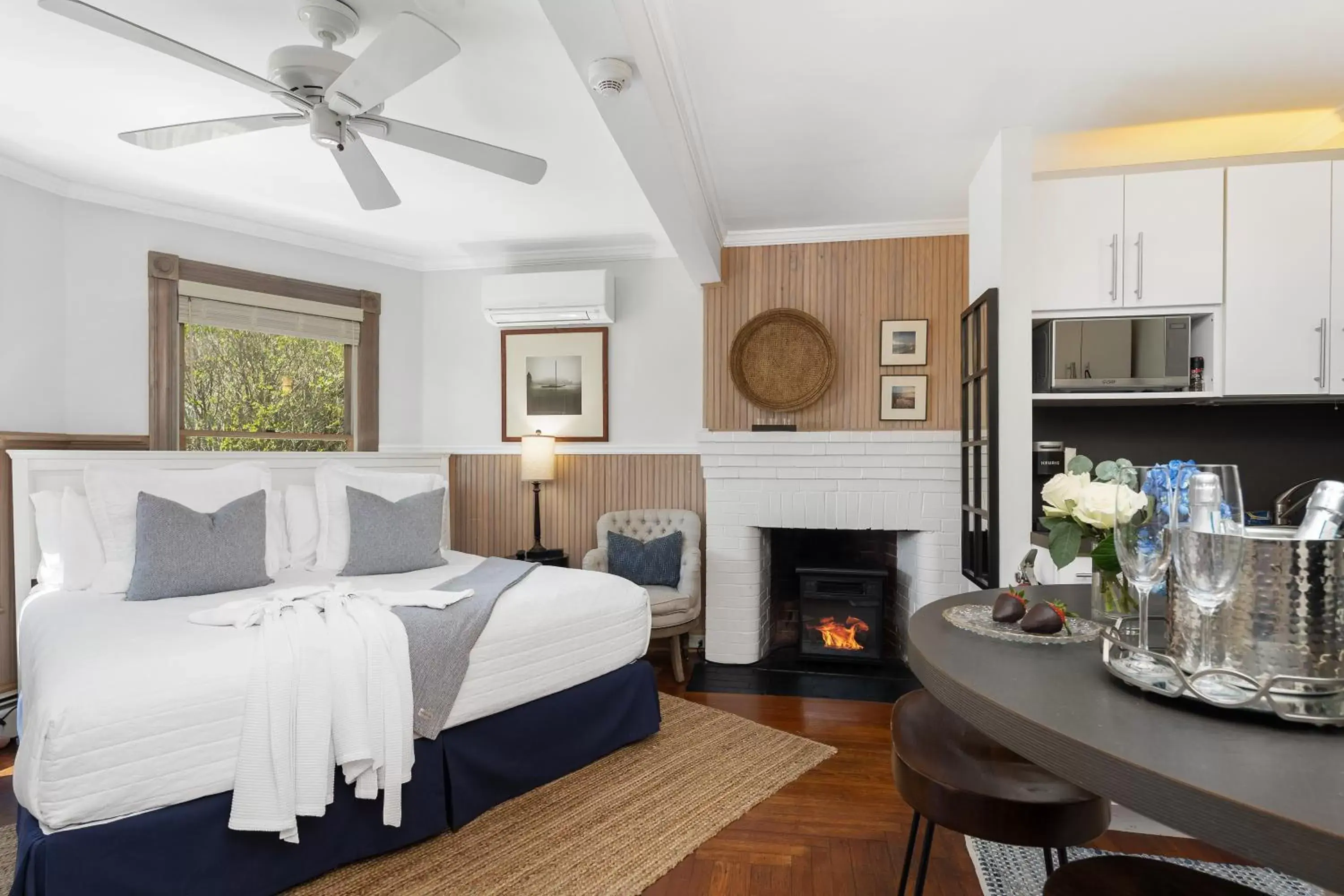 Deluxe Studio with Partial Ocean View and Terrace in Inn on the Sound Deluxe Studio with Partial Ocean View and Terrace in Inn on the Sound