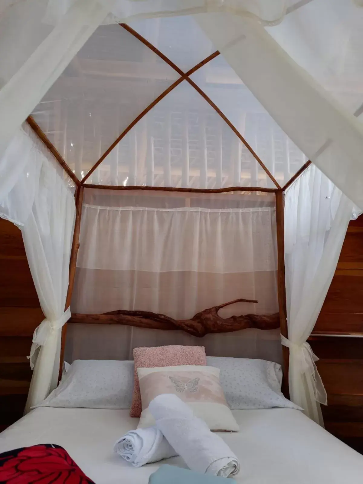 Bed in Iguanitas Lodge