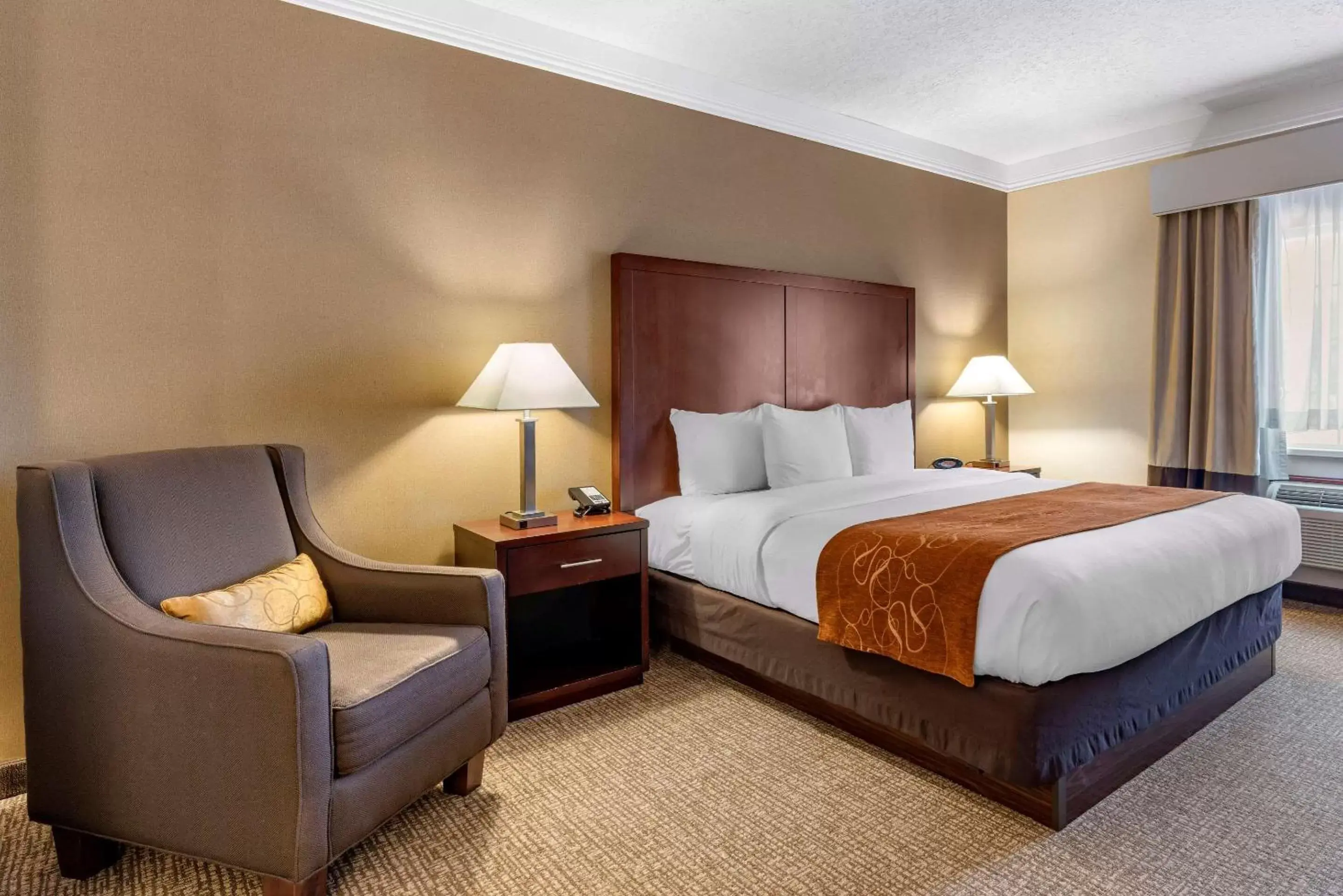 Photo of the whole room, Bed in Comfort Suites Linn County Fairground and Expo