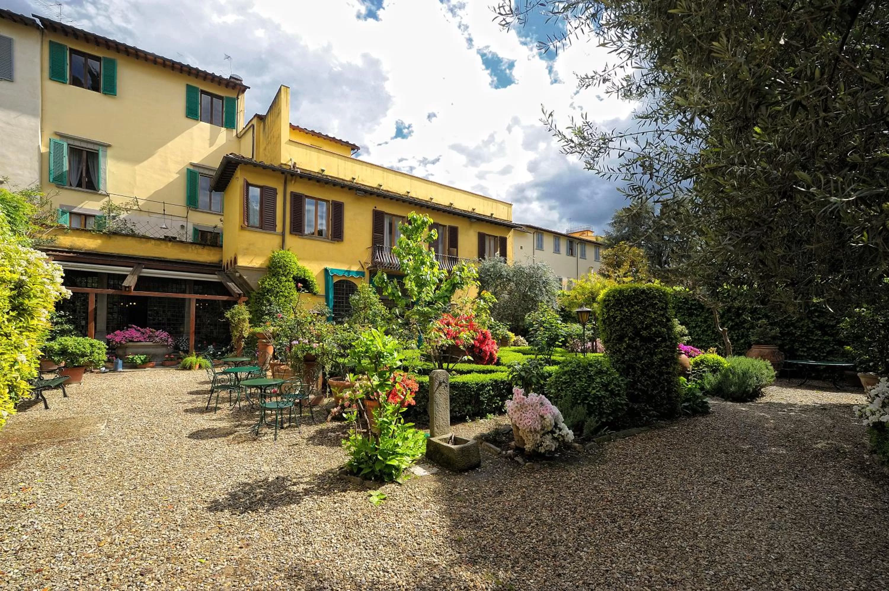 Facade/entrance, Property Building in Hotel Monna Lisa