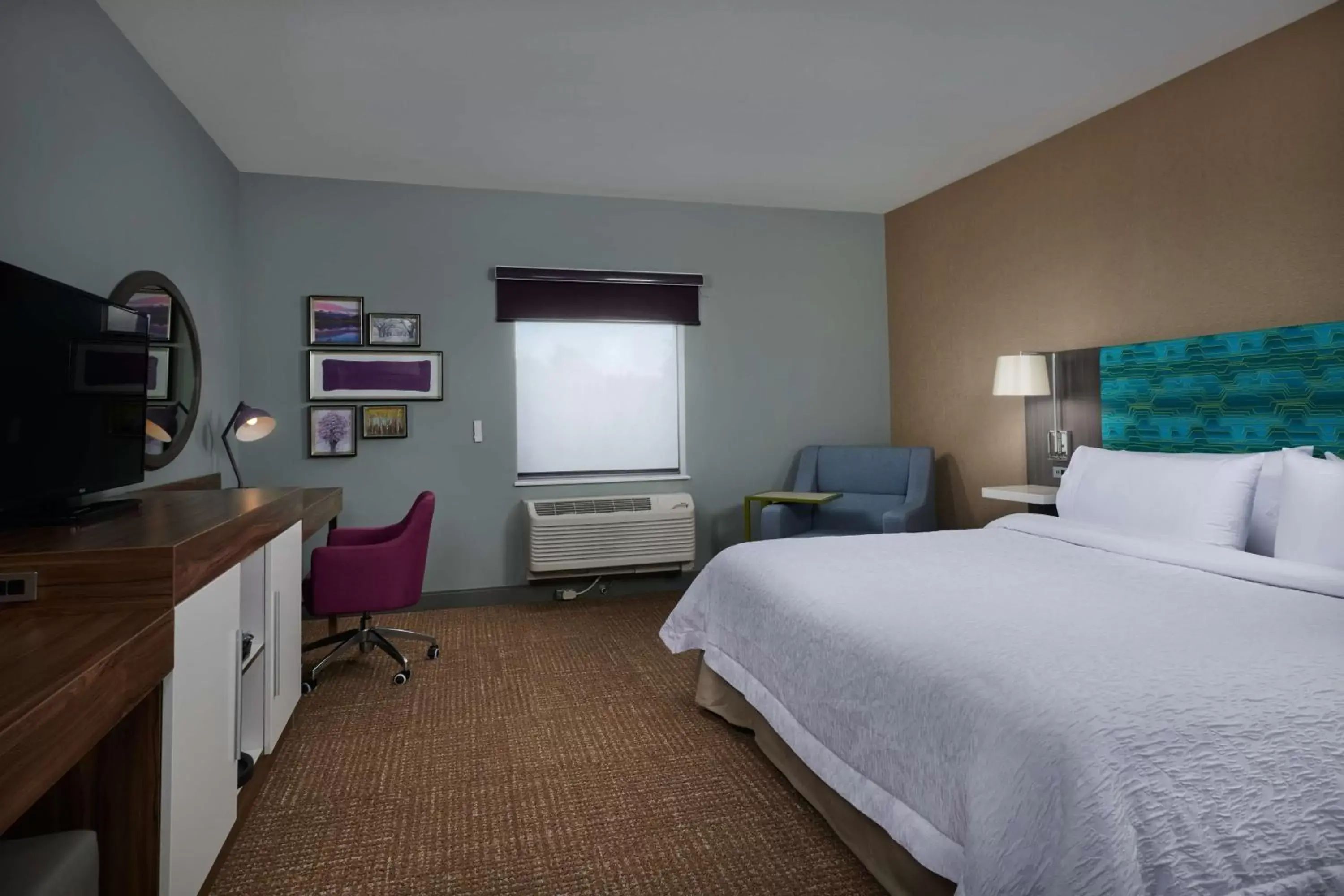 Bedroom, Bed in Hampton Inn Sherwood Portland