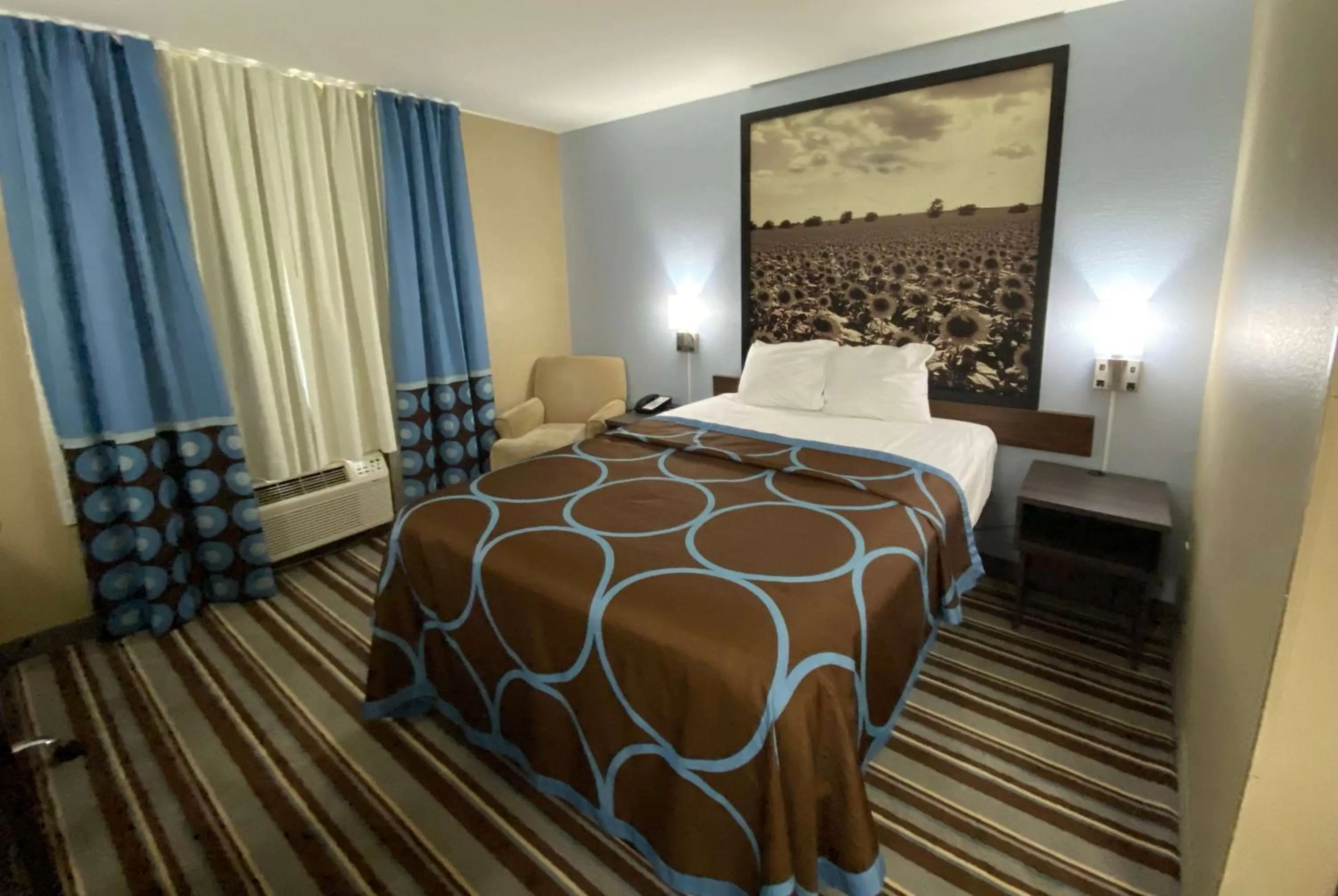 Photo of the whole room, Bed in Super 8 by Wyndham Independence KS