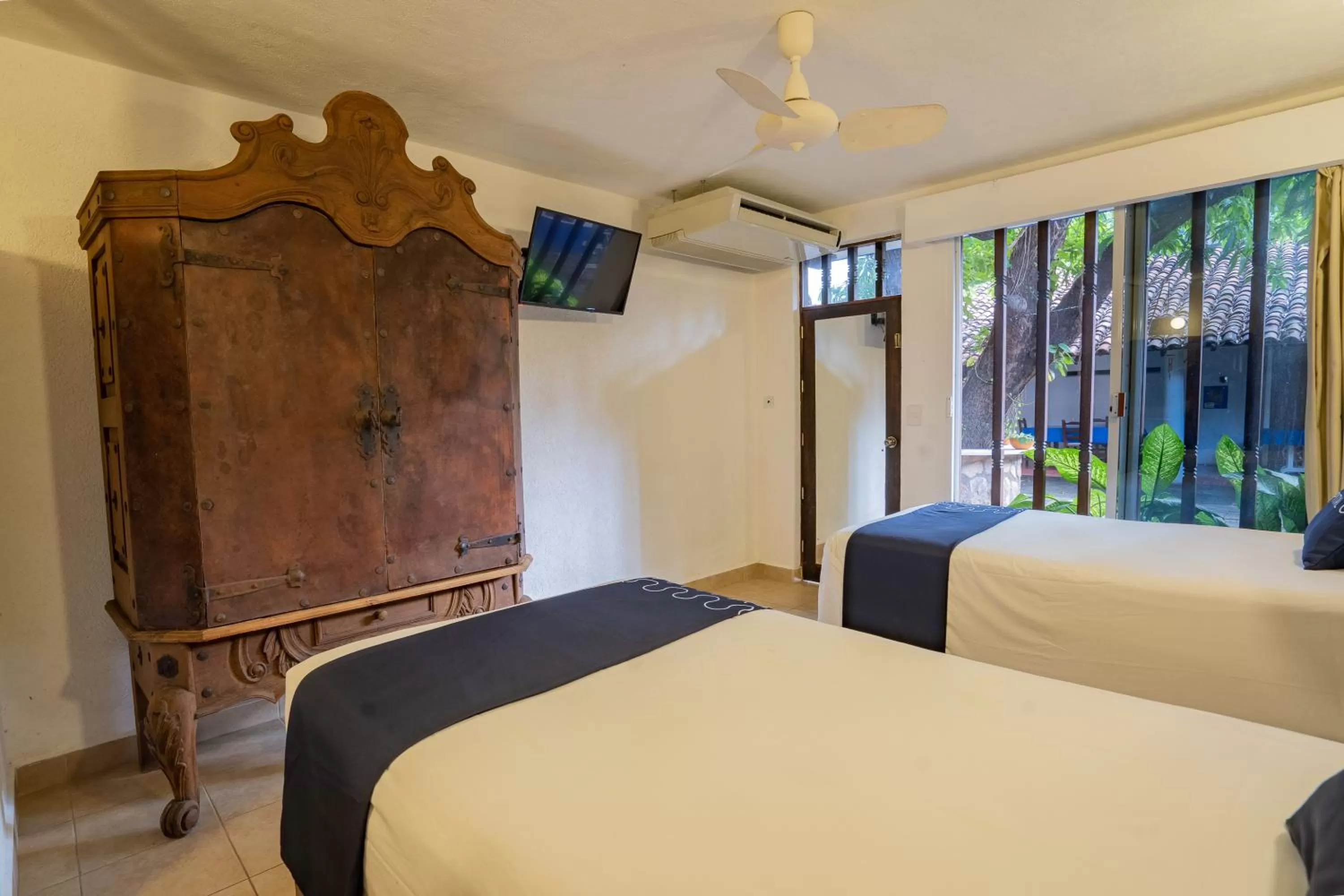 Toilet, Bed in Hotel Mision, Acapulco centro