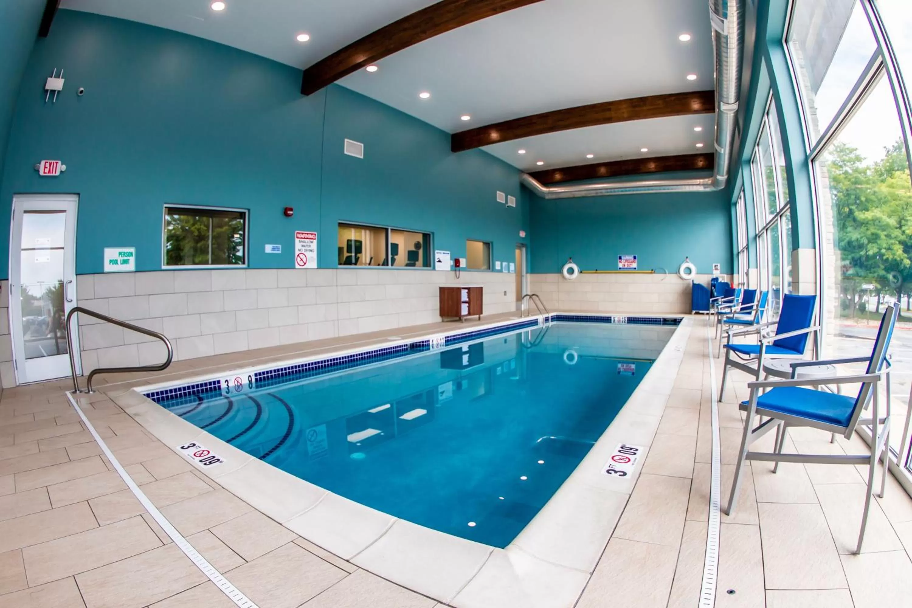 Swimming pool in Holiday Inn Express - Allentown North by IHG