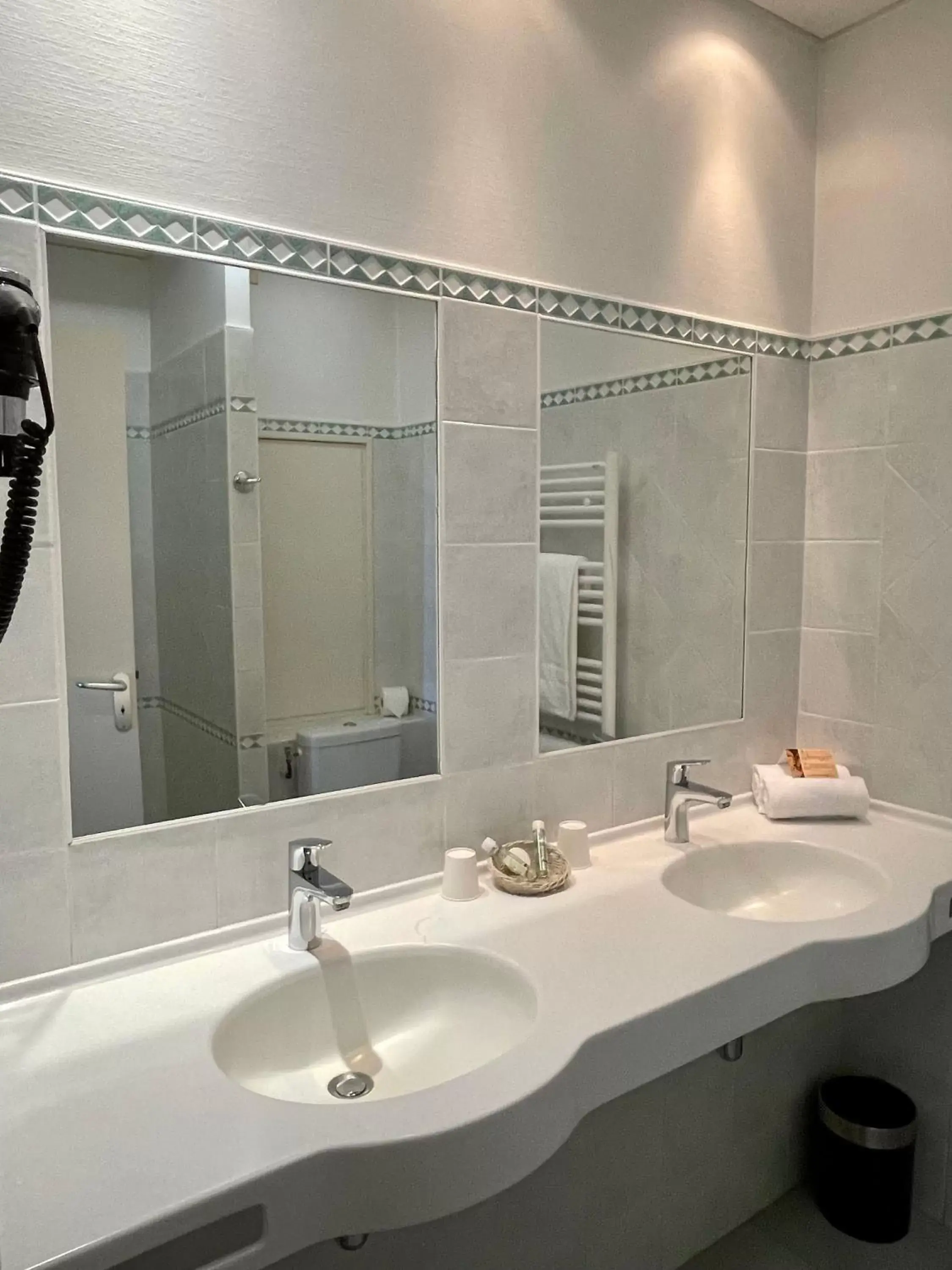 Bathroom in Hôtel Au Logis des Remparts