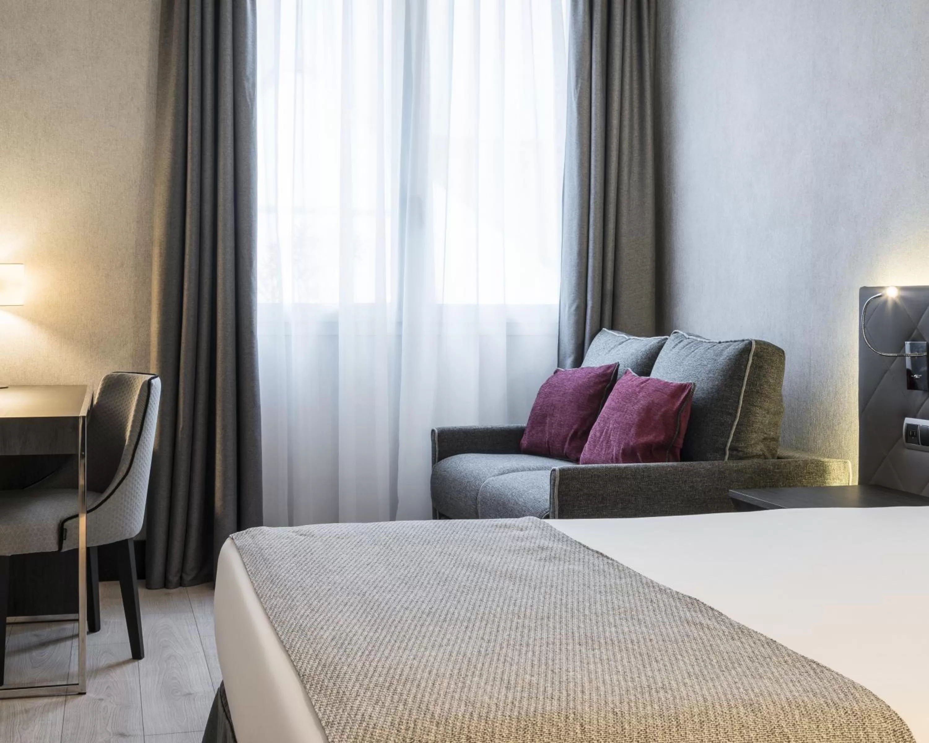 Seating area, Bed in Ilunion Bel-Art