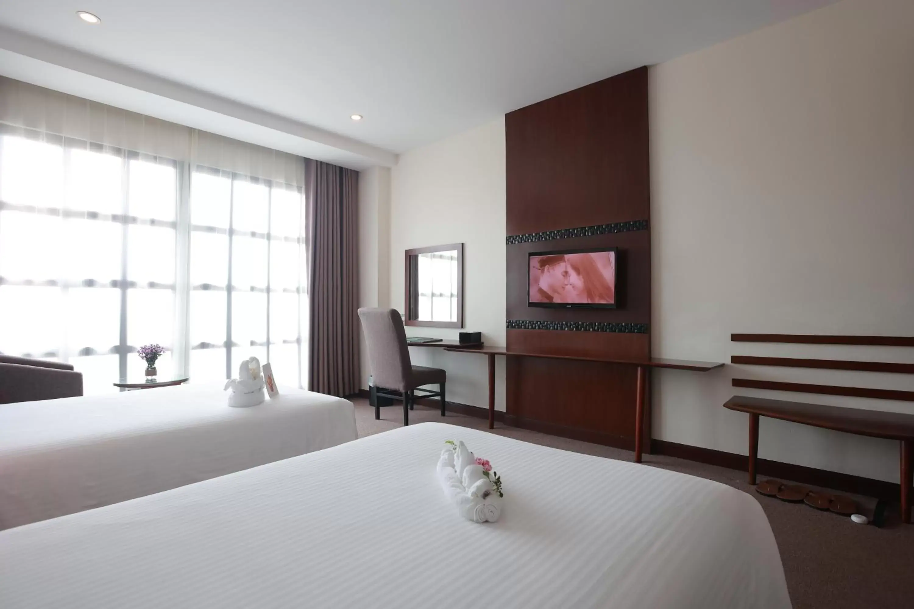 Bed, TV/Entertainment Center in Muong Thanh Holiday Hoi An Hotel
