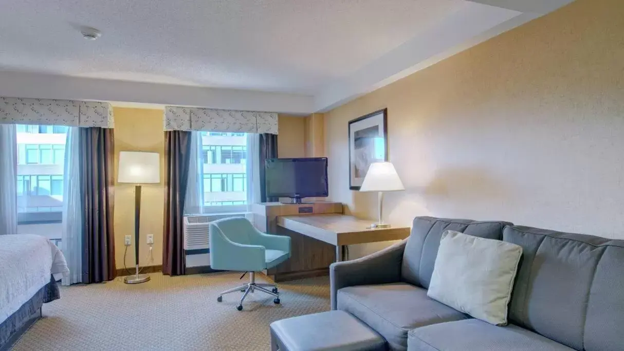 TV and multimedia, Seating Area in Hampton Inn & Suites Boston Crosstown Center