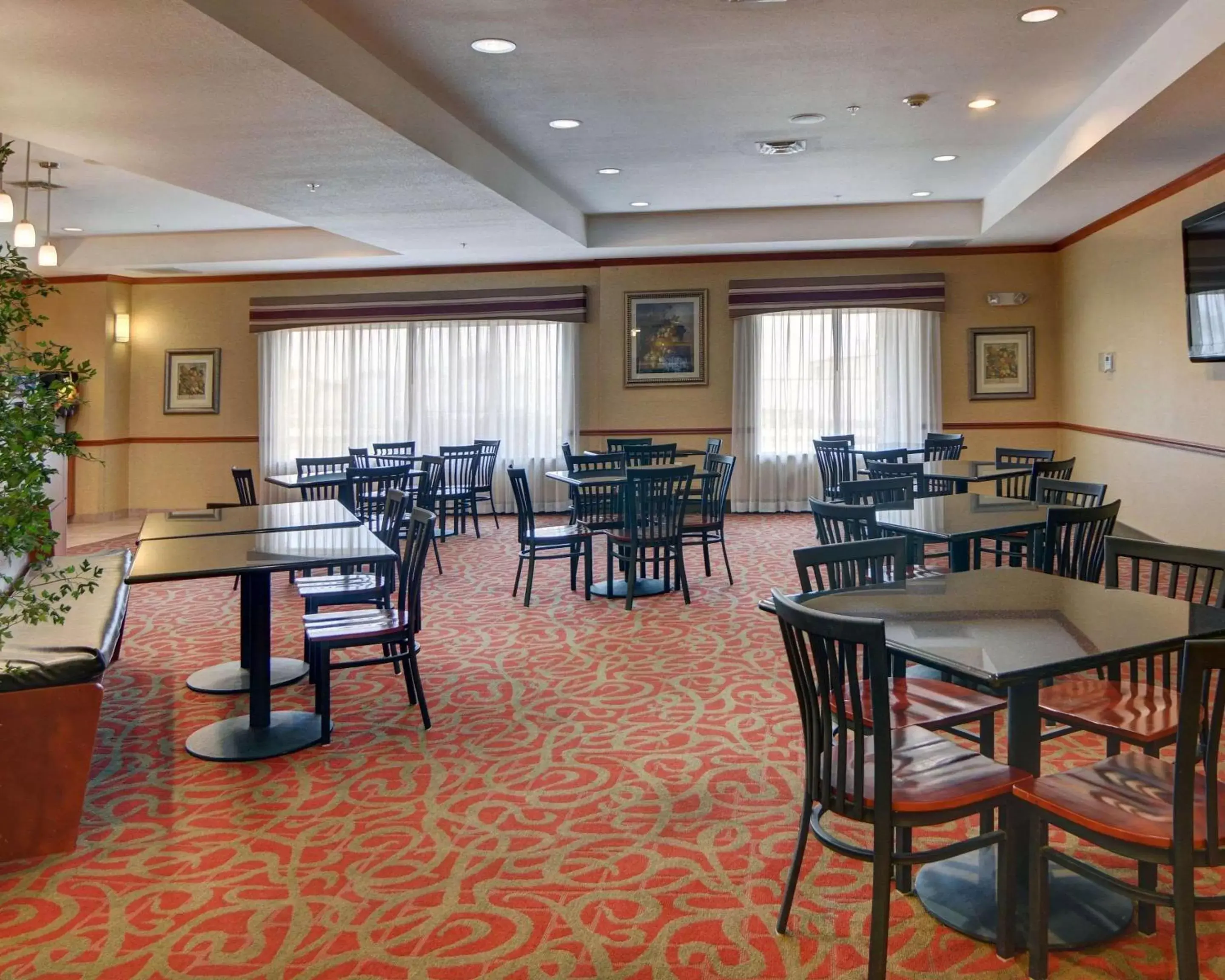 Lobby or reception, Restaurant/Places to Eat in Quality Suites Near Cedar Creek Lake