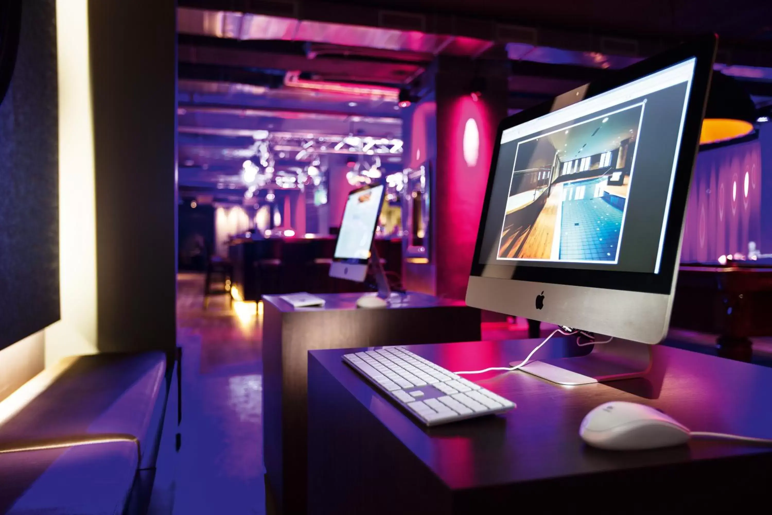 Lobby or reception, TV/Entertainment Center in pentahotel Liège